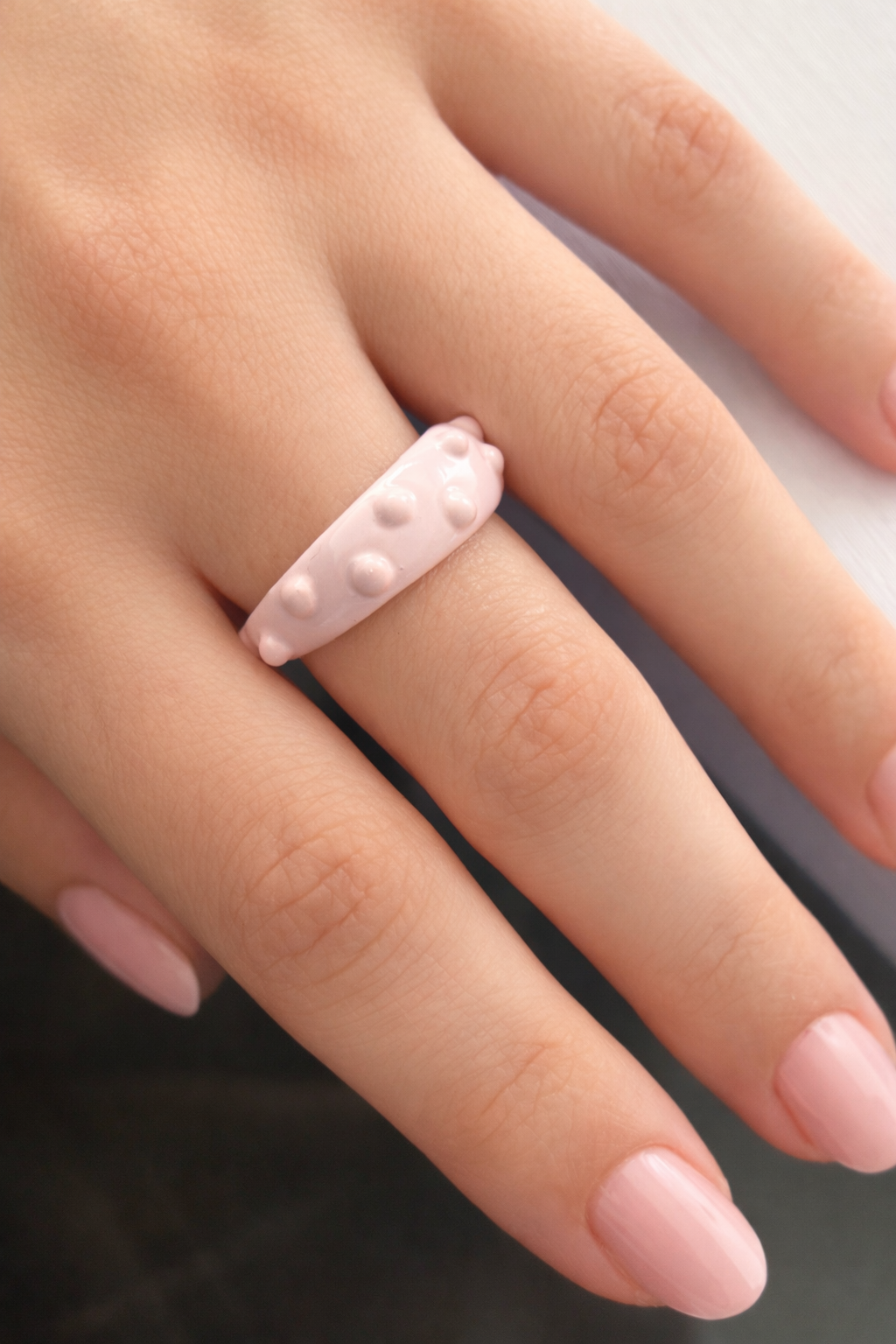 Pembe Renk Kabartmalı Mineli Yüzük