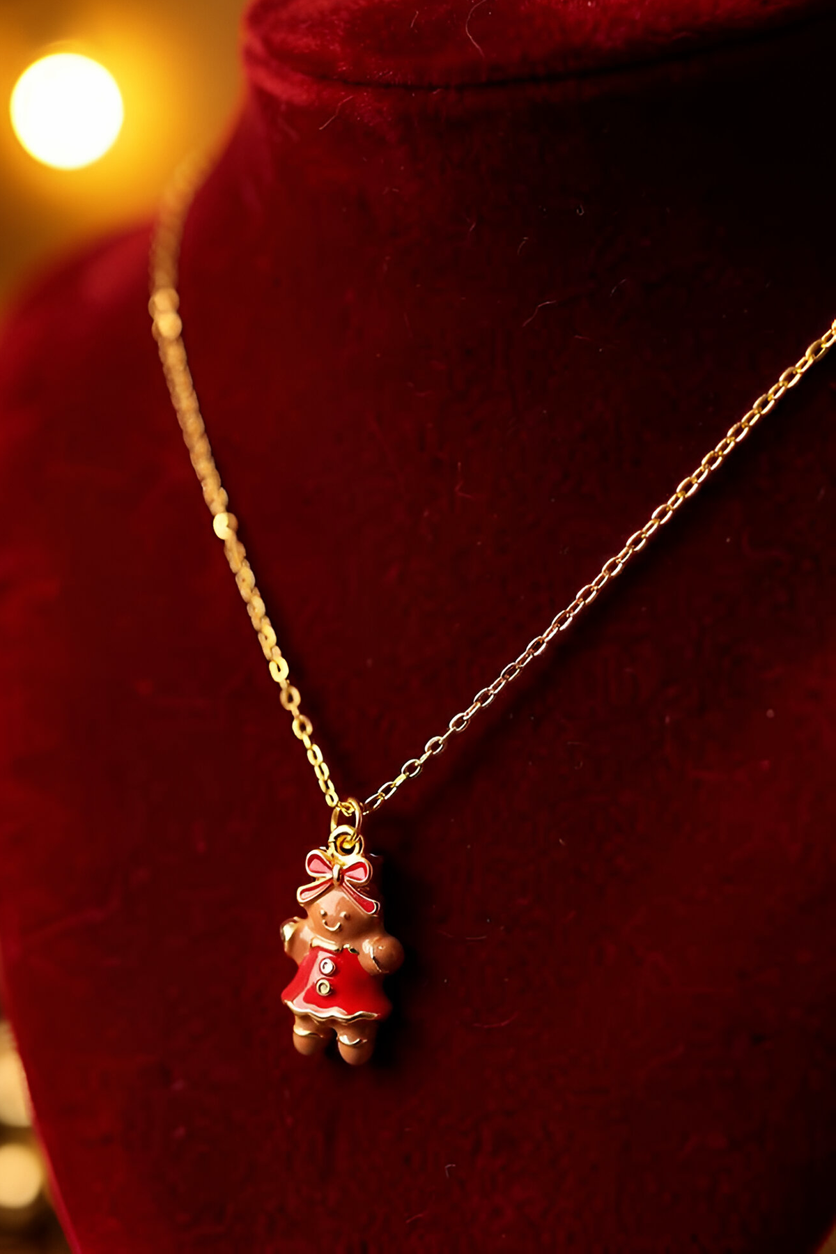 Altın Renk Kurabiye Kız Figürlü Çelik Yılbaşı Kolyesi