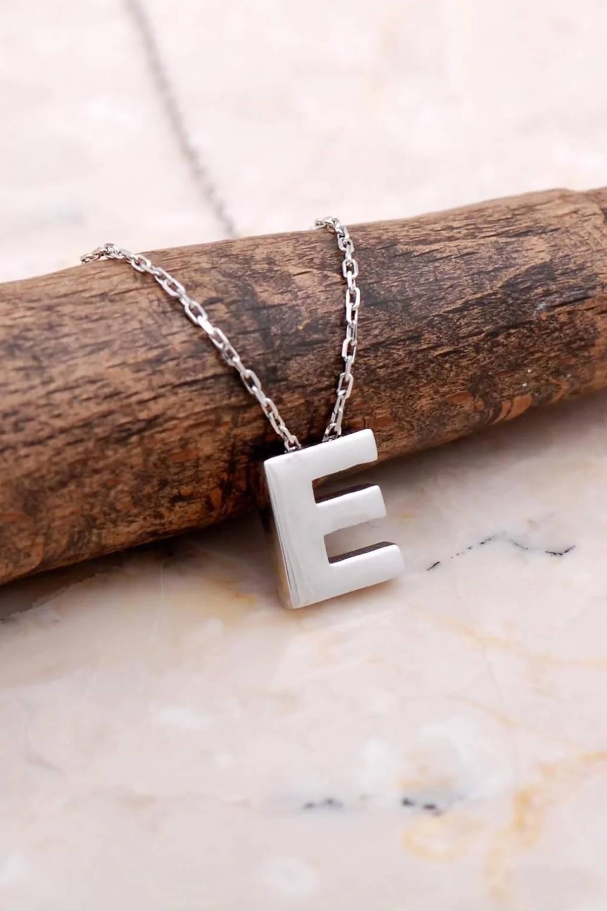 Gümüş Renk E Harf Çelik Kolye