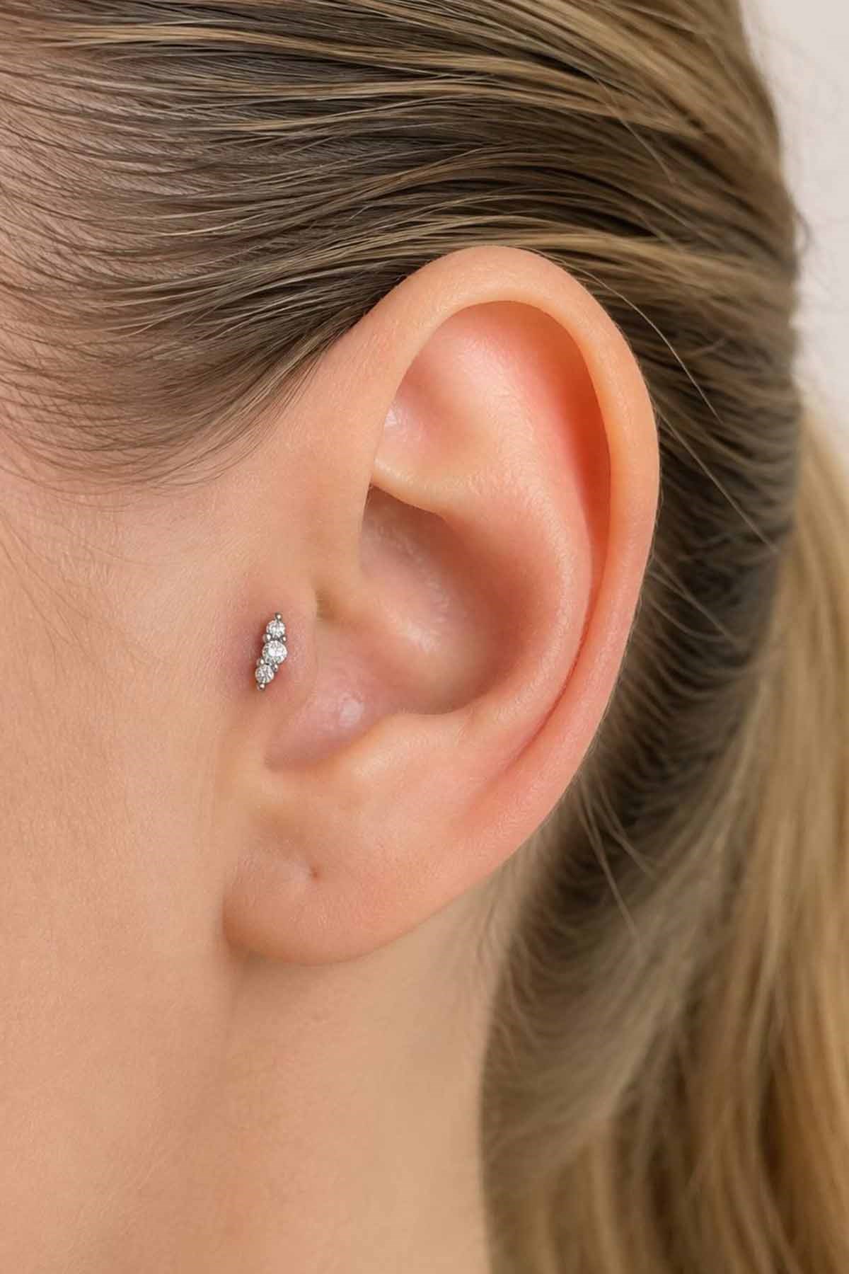 Gümüş Renk Taşlı Cerrahi Çelik Tragus/Kıkırdak Küpe/Piercing (Tek)