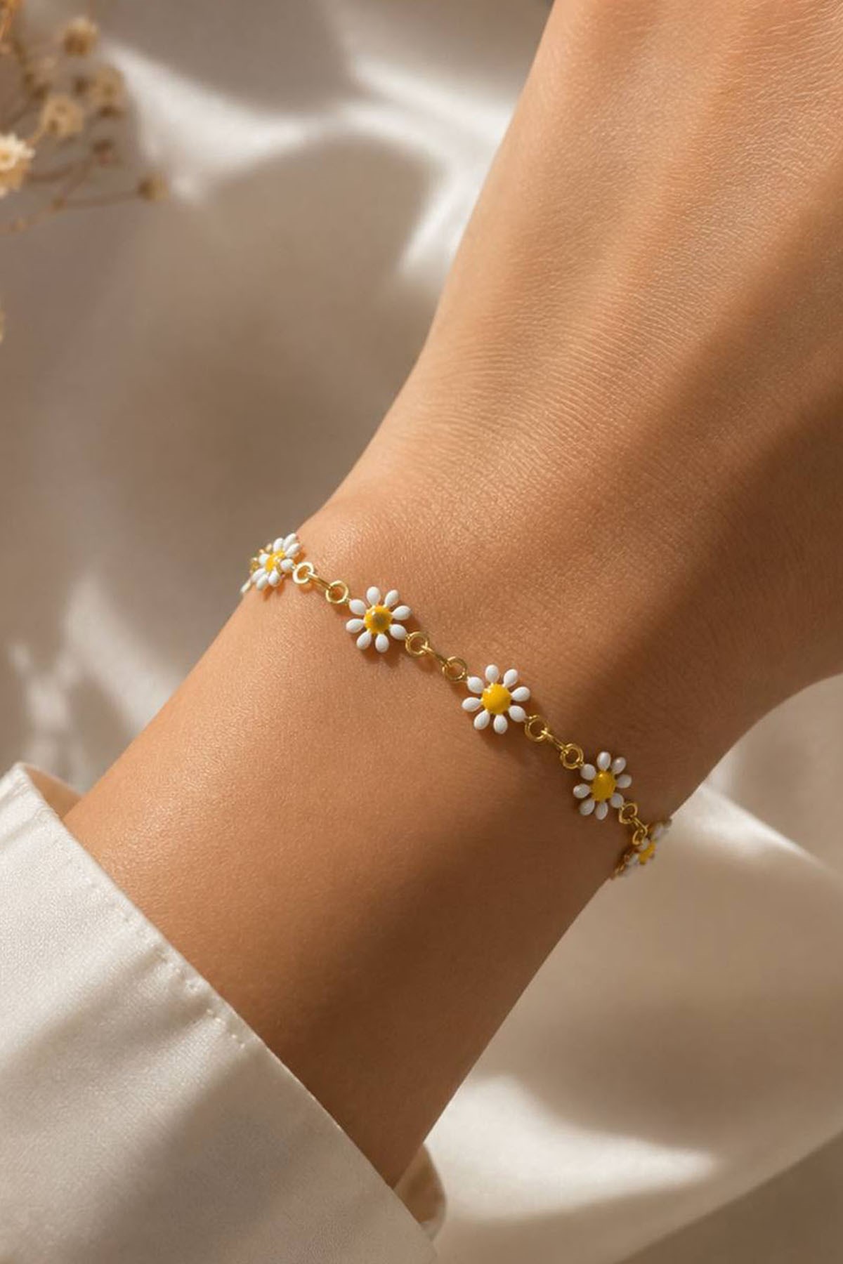 Altın Renk Çiçek Figürlü Çelik Bileklik