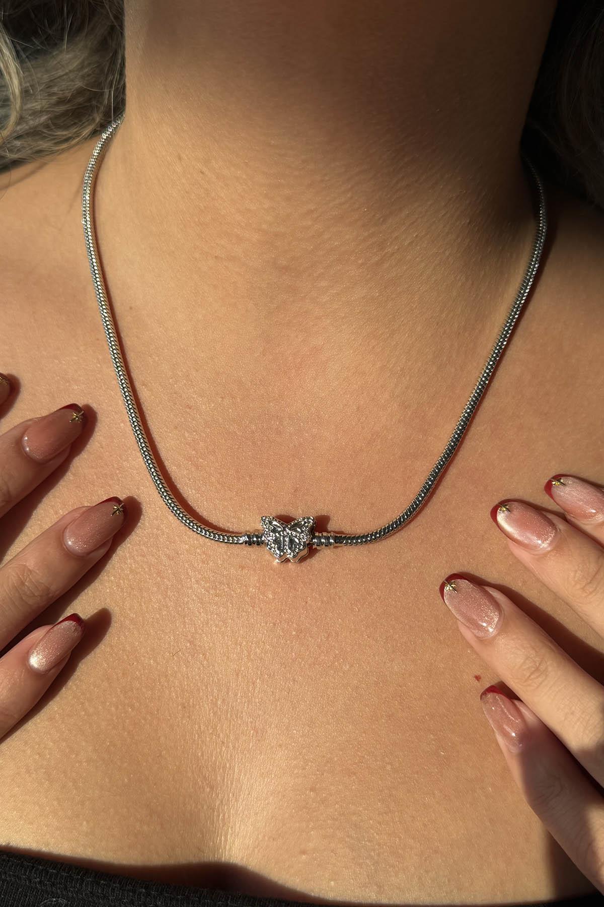 Gümüş Renk Kelebek Figürlü Kolye