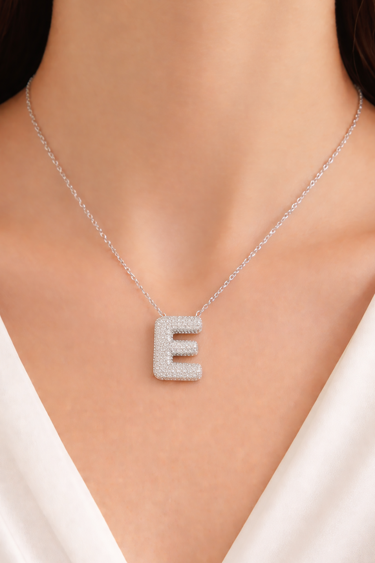 Gümüş Renk E Harf Taş Detaylı Çelik Kolye