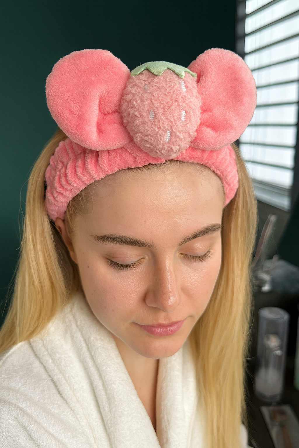 Fuşya Renk Çilek Figürlü Peluş Saç Bandı