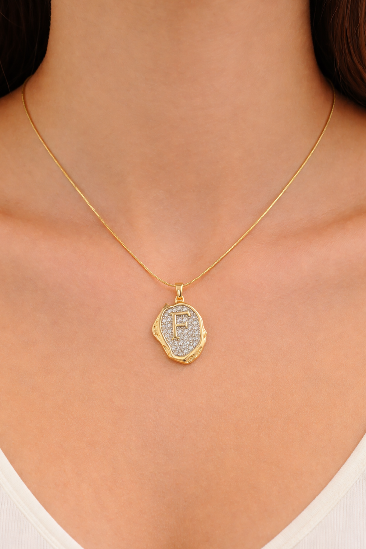 Altın Renk  F Harf Taş Detaylı Çelik Kolye