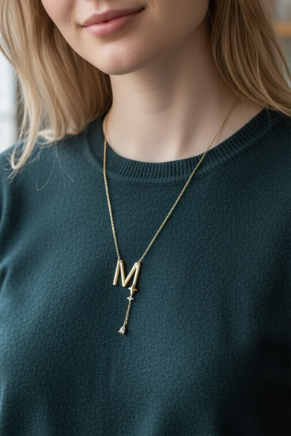 Altın Renk M Harfli Taş Detaylı Çelik Kolye