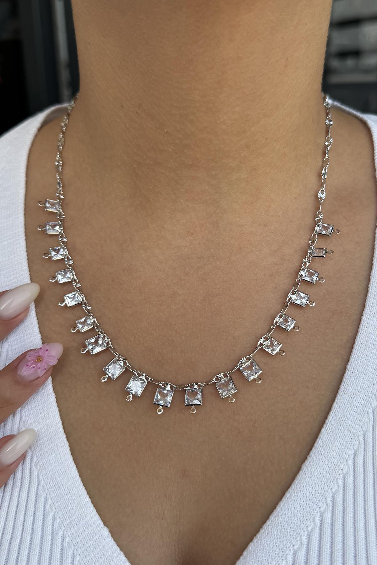 Gümüş Renk Taş Detaylı Kolye