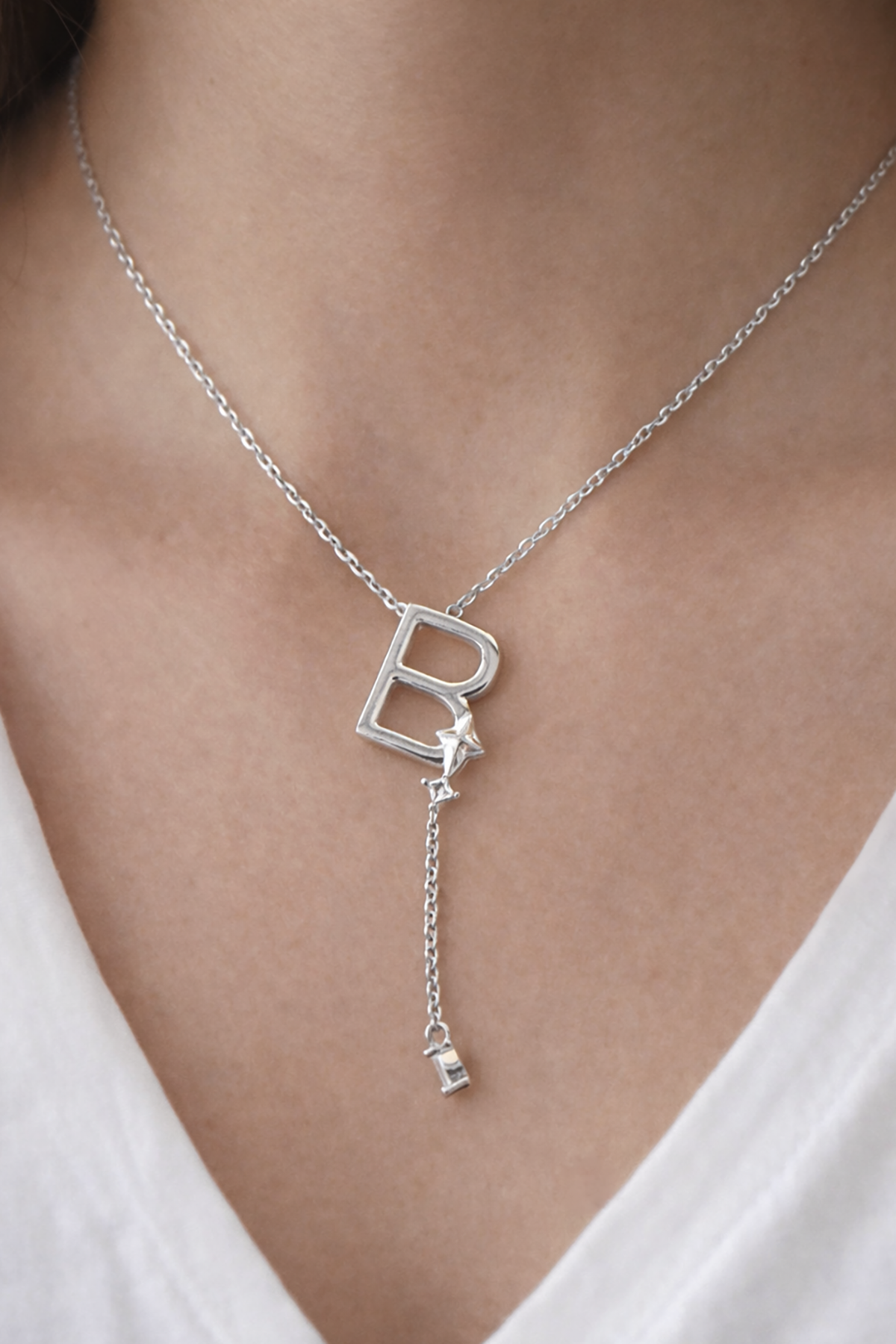 Gümüş Renk B Harfli Taş Detaylı Çelik Kolye