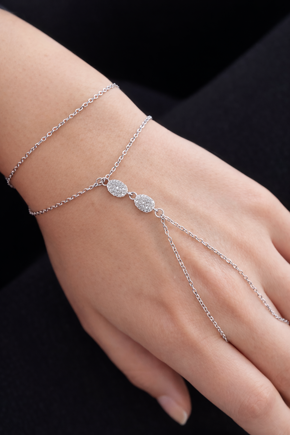 Gümüş Renk Taş Detaylı Çelik Şahmeran