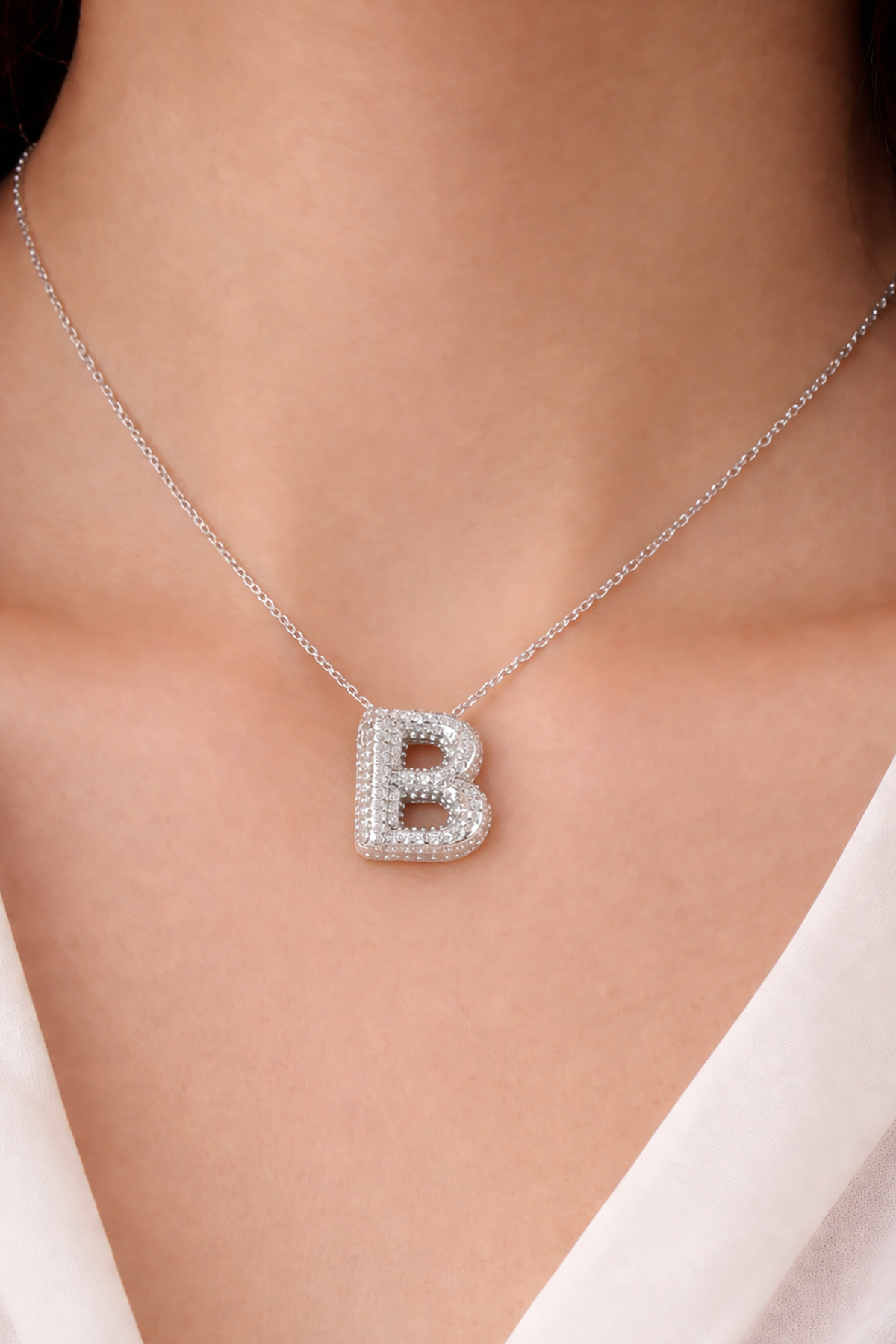 Gümüş Renk B Harf Taş Detaylı Çelik Kolye