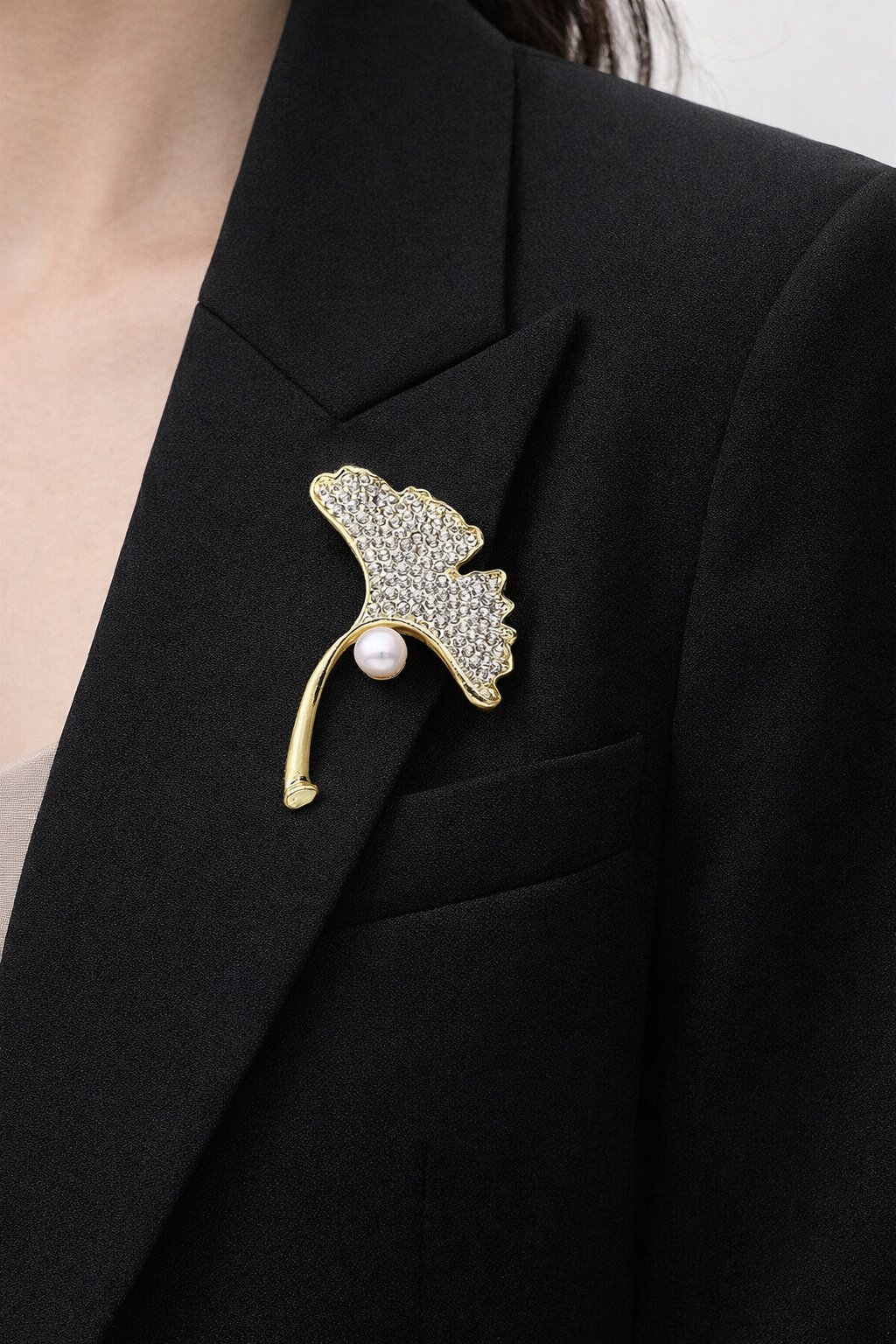 Altın Renk İnci Detaylı Taşlı Broş