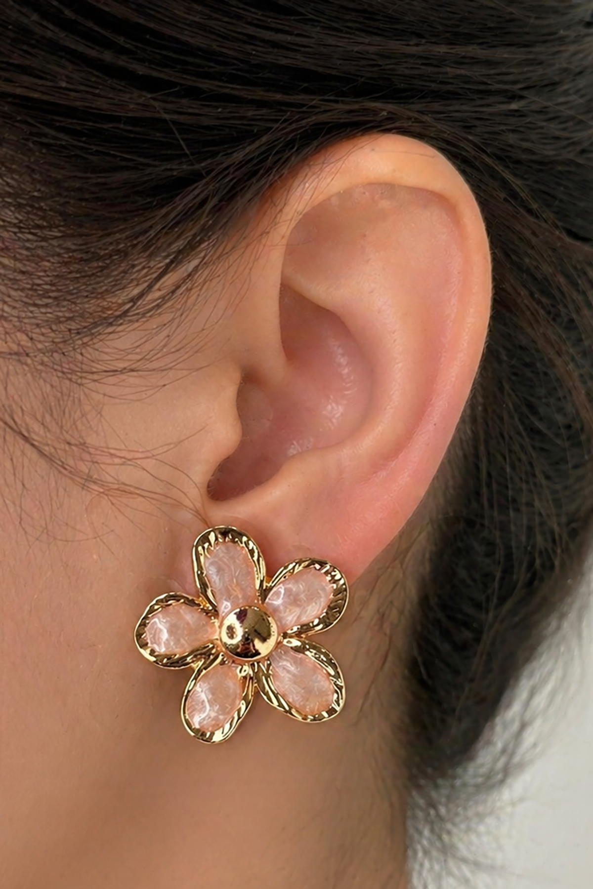 Krem Renk Çiçek Figürlü Küpe (Çift)