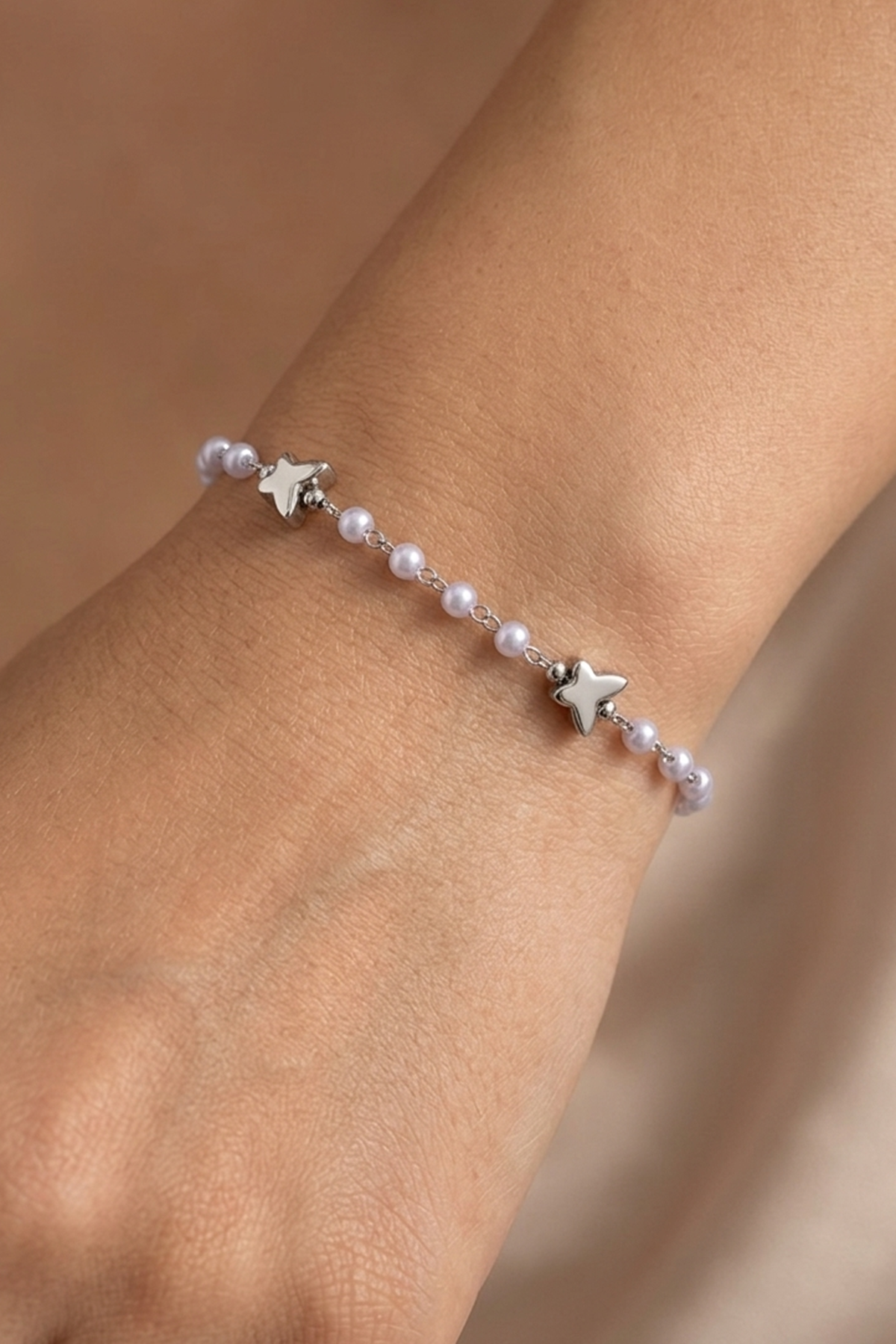 Gümüş Renk Kelebek Figürlü İnci Detaylı Çelik Bileklik 