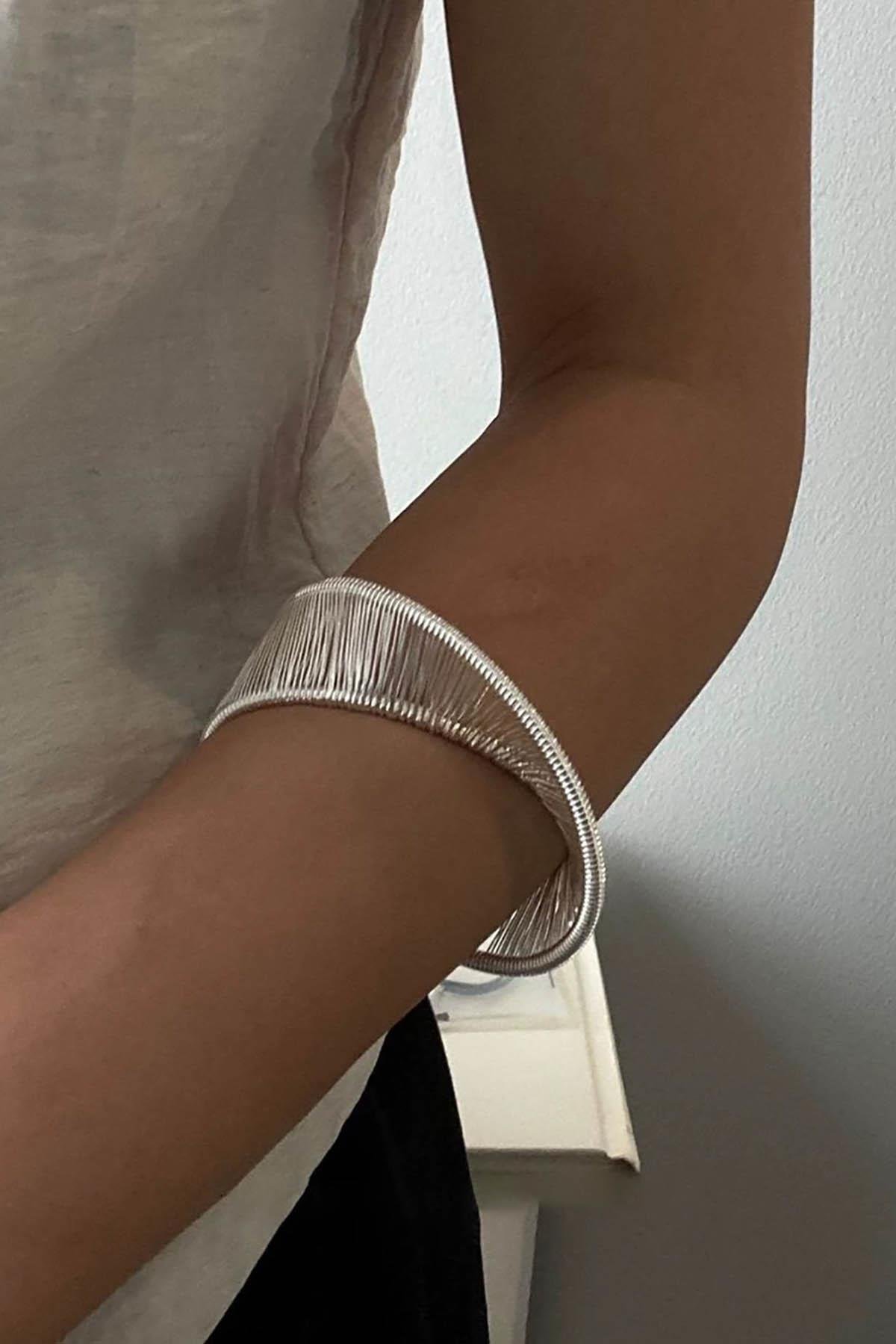 Gümüş Renk Metal Kelepçe Bileklik