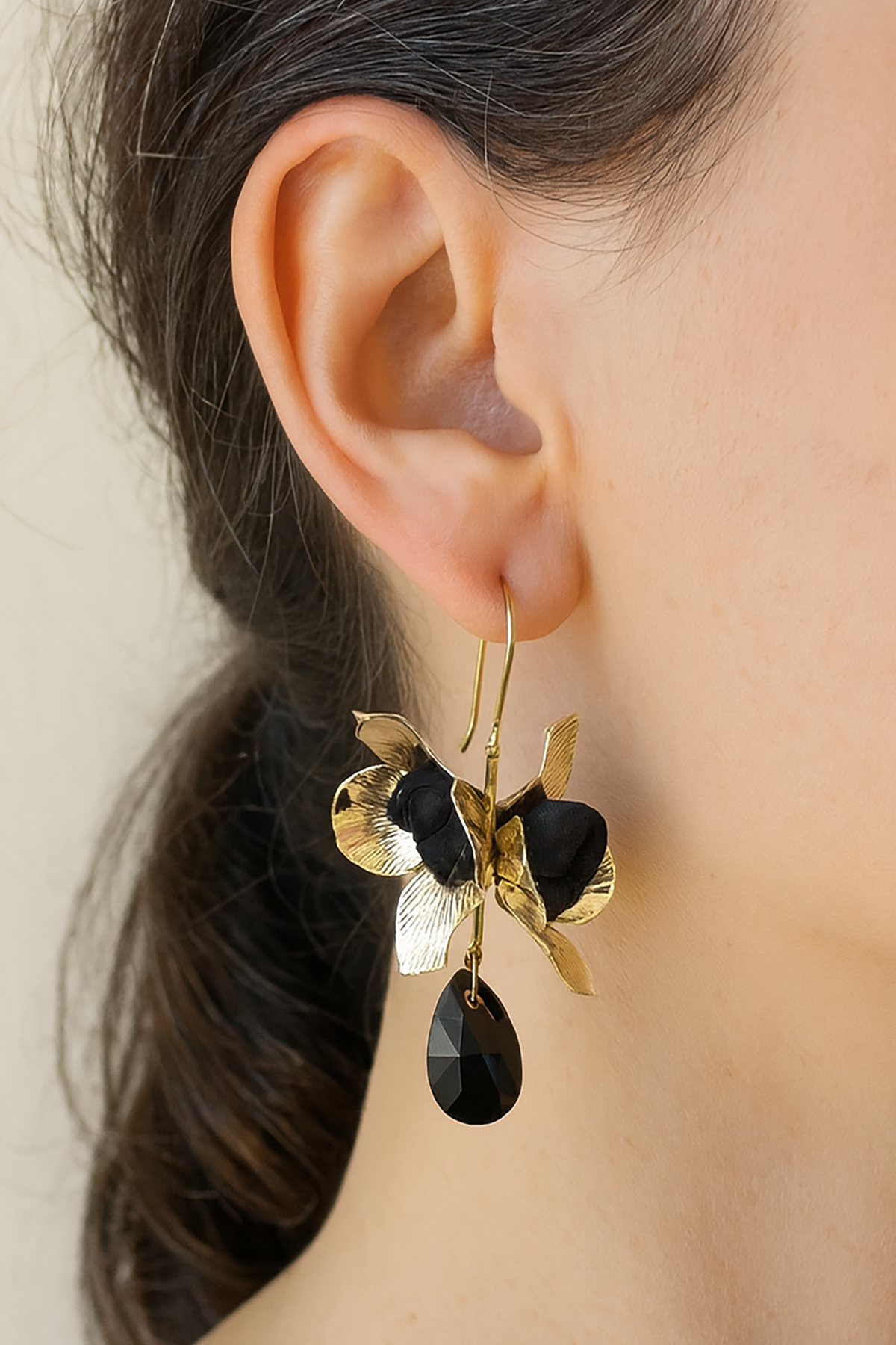 Altın Ve Siyah Renk Çiçek Figürlü Küpe (Çift )