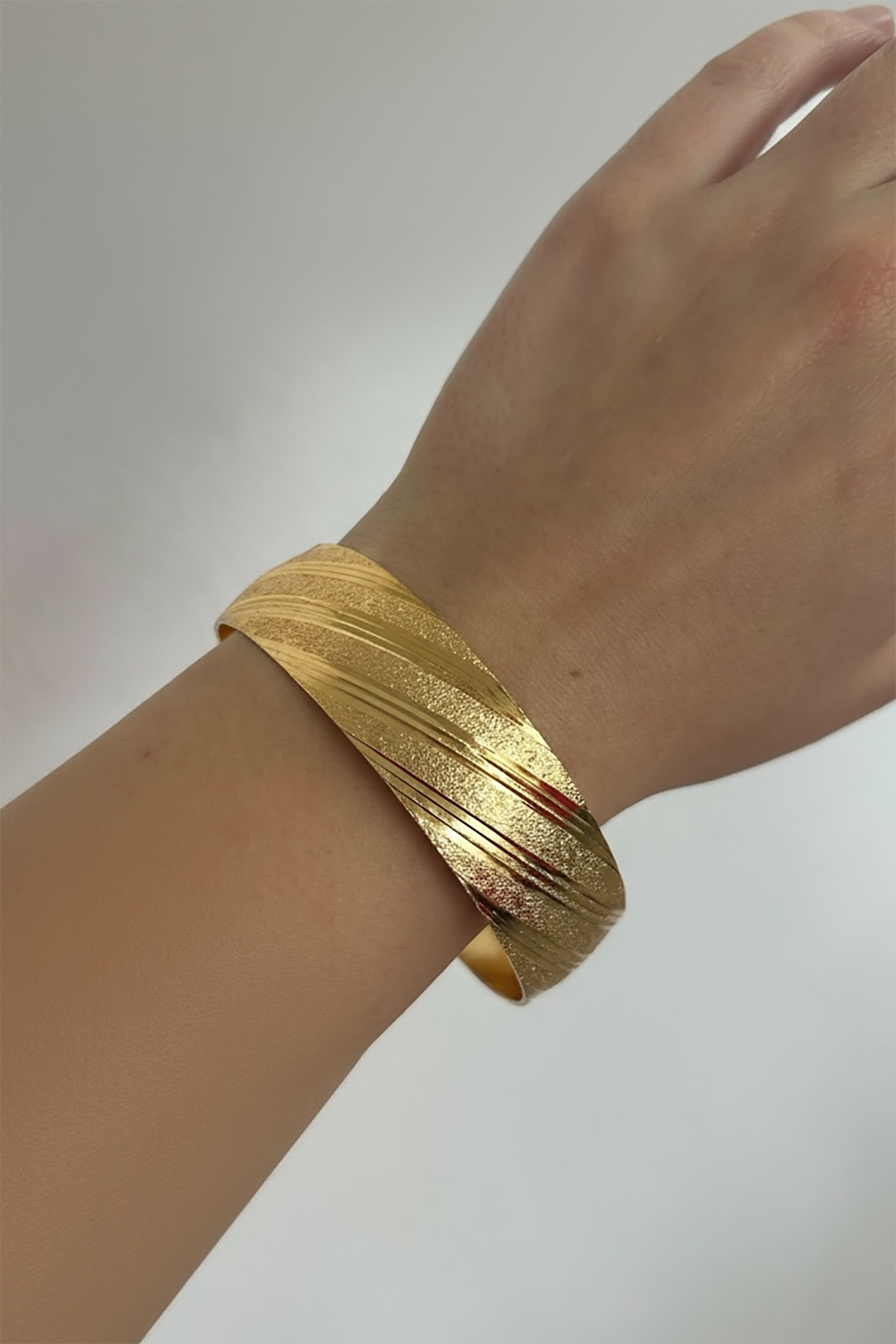 Altın Renk Çizgi Detaylı Kalın Bilezik