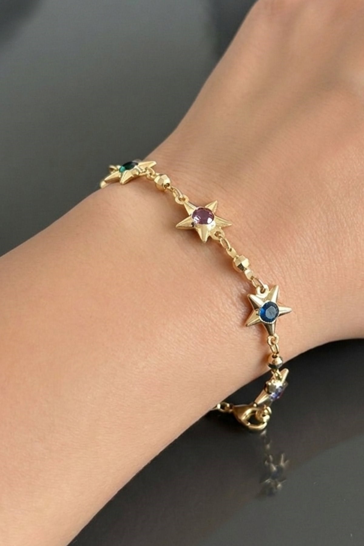 Altın Renk Yıldız Figürlü Taş Detaylı Zincir Bileklik