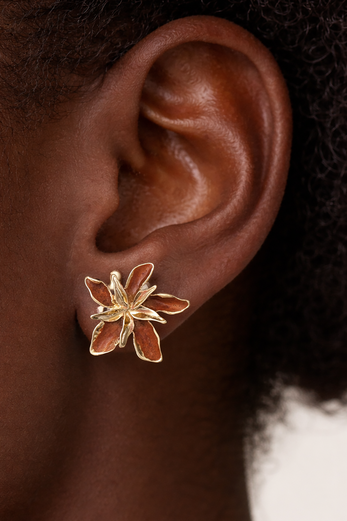 Altın Ve Açık Kahve Renk Çiçek Figürlü Küpe (Çift)