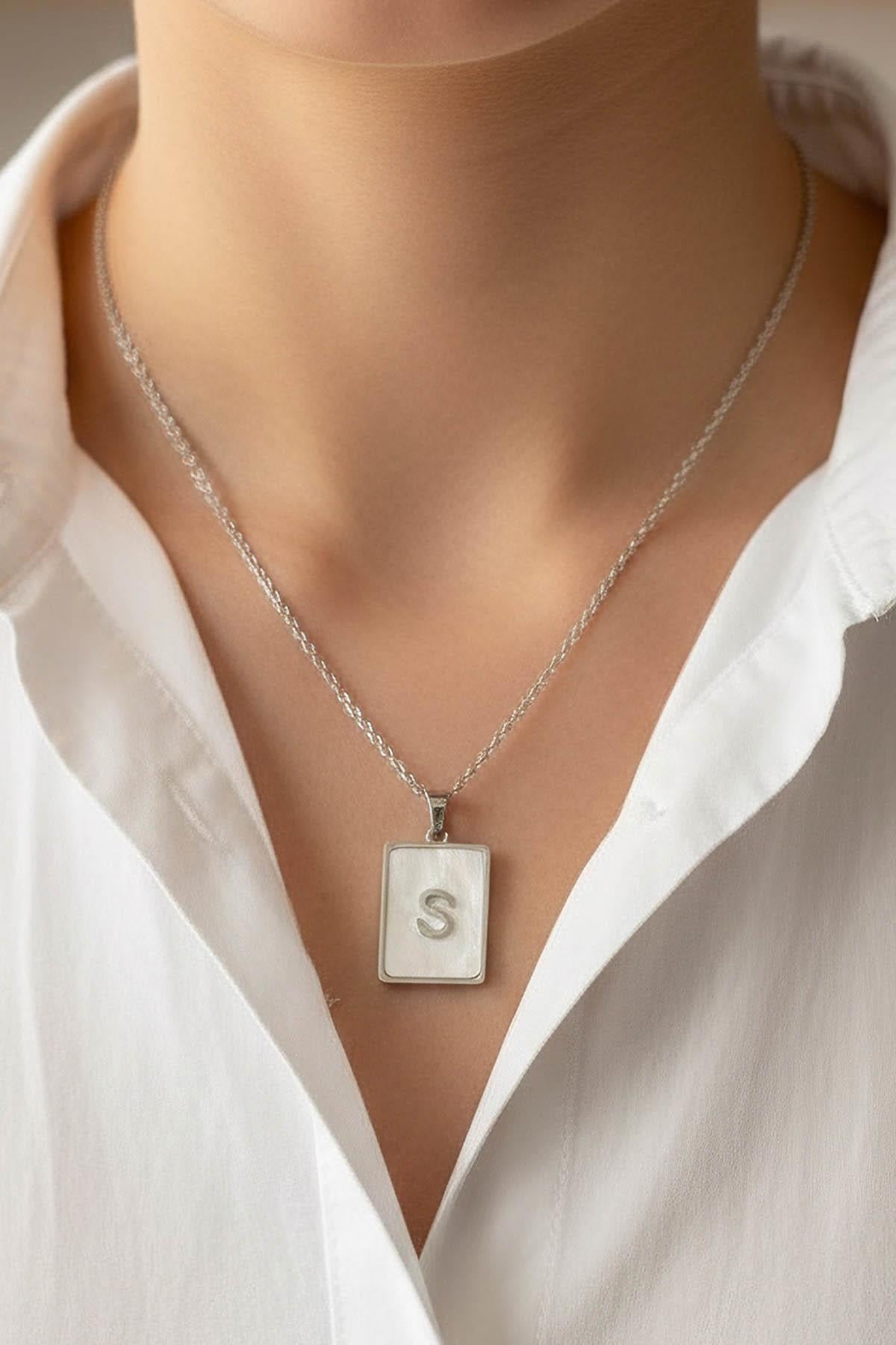 Gümüş Renk S Harf Çelik Kolye