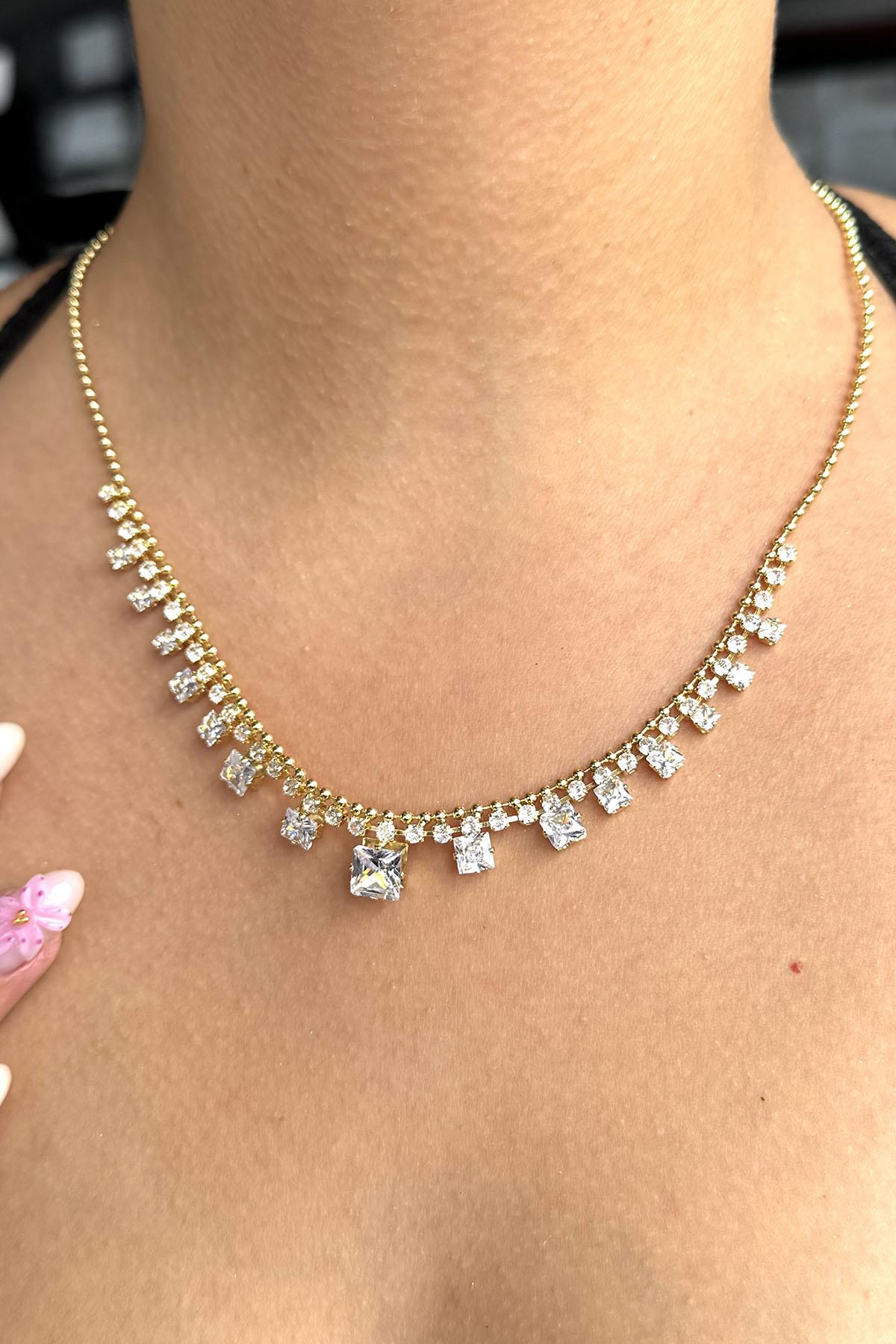 Altın Renk Taş Detaylı Kolye