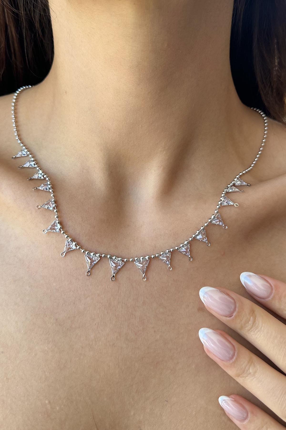 Gümüş Renk Taş Detaylı Kolye