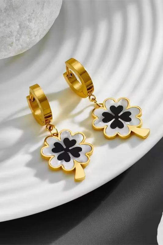 Altın Renk Çiçek Figürlü Çelik Küpe (Çift)