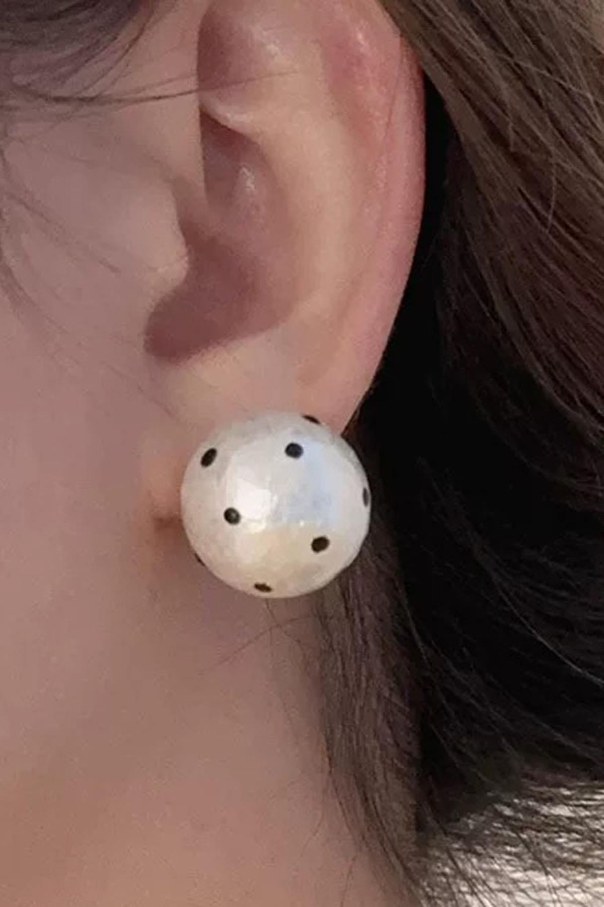 Beyaz Renk Puantiye Detaylı Küpe (Çift)