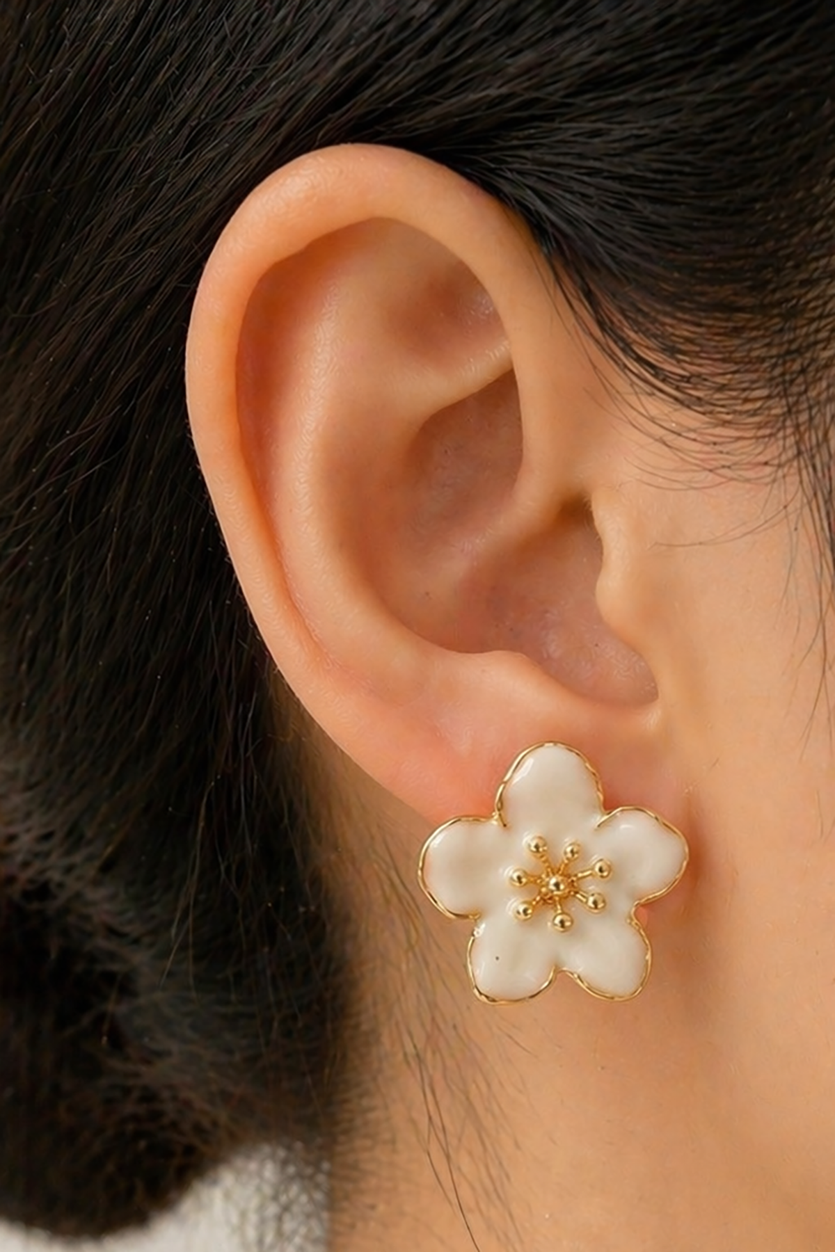 Beyaz Renk Çiçek Figürlü Küpe (Çift)