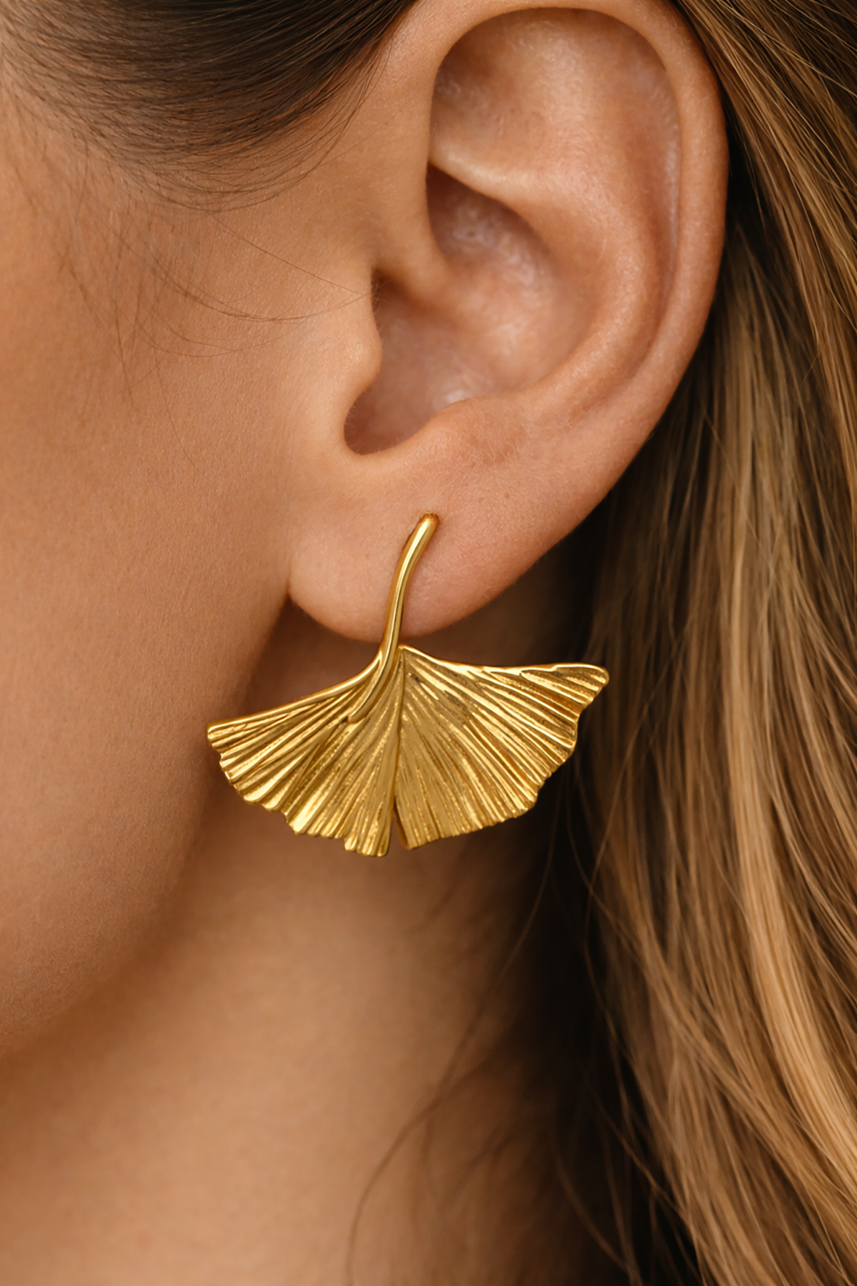 Altın Renk Çiçek Figürlü Küpe (Çift)