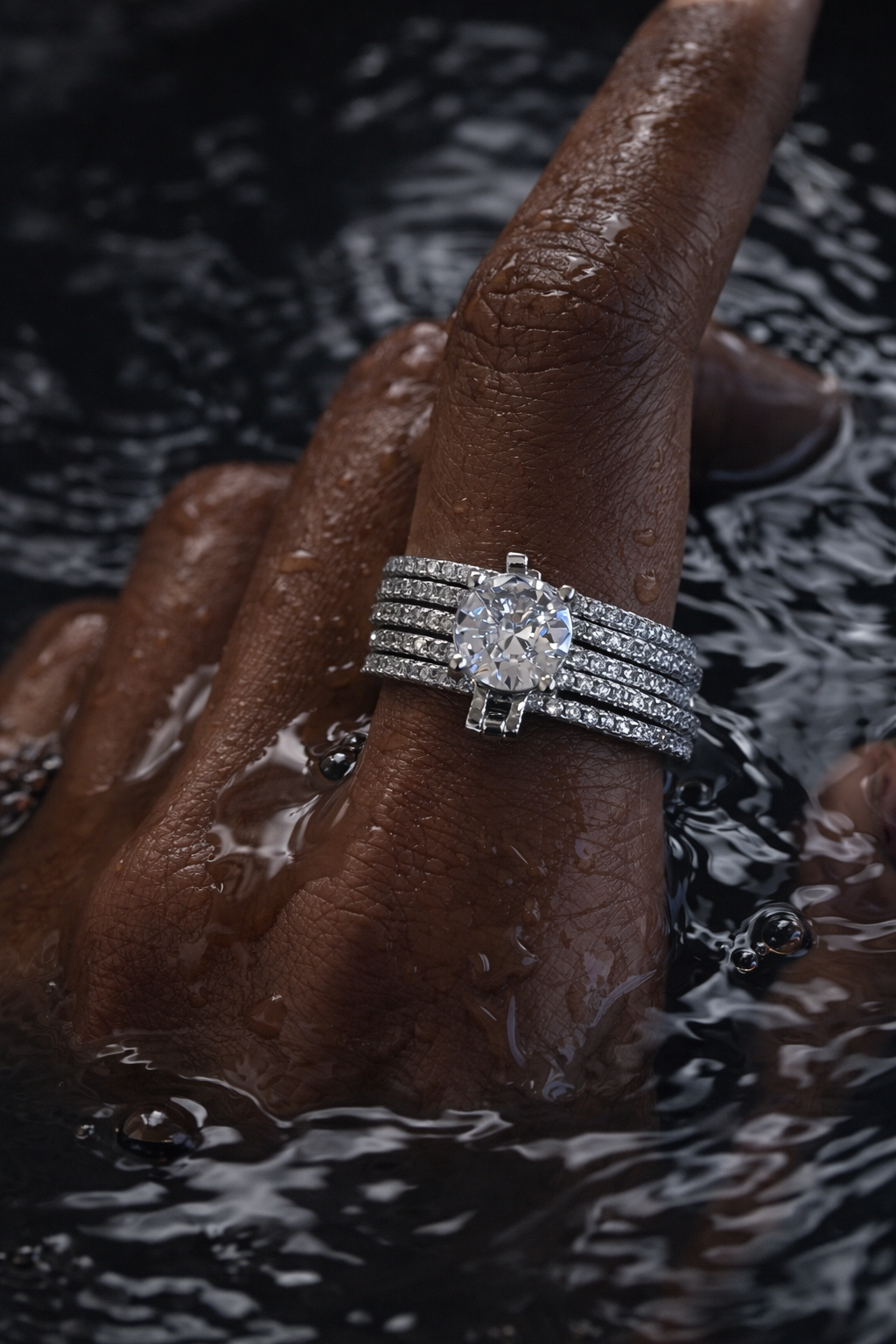 Gümüş Renk Tektaş Detaylı Taşlı Yüzük