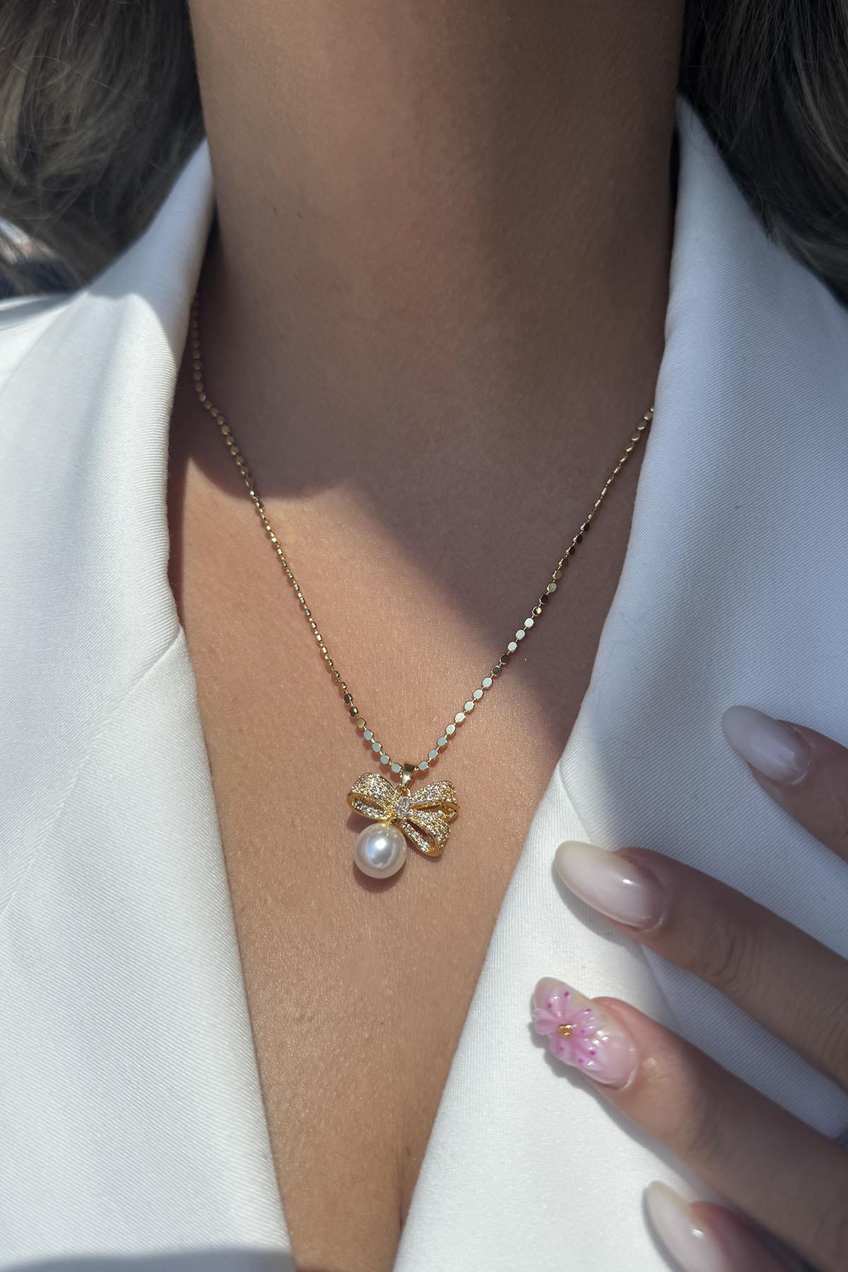 Altın Renk Kurdele Figürlü İnci Ve Taş Detaylı Ezme Pul Kolye