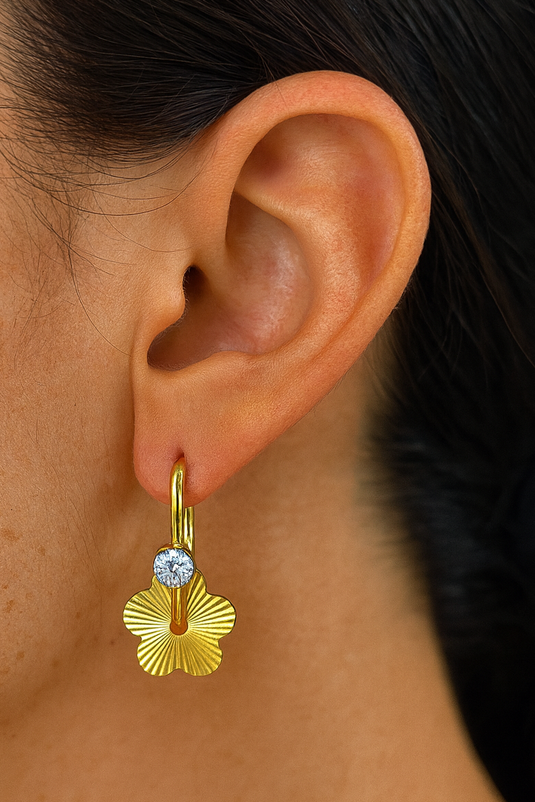 Altın Renk Yonca Figürlü Taş Detaylı Çelik Küpe (Çift)