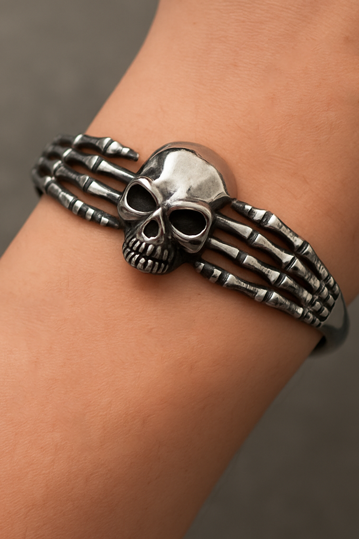 Gümüş Renk Kurukafa Figürlü Erkek Çelik Kelepçe Bileklik