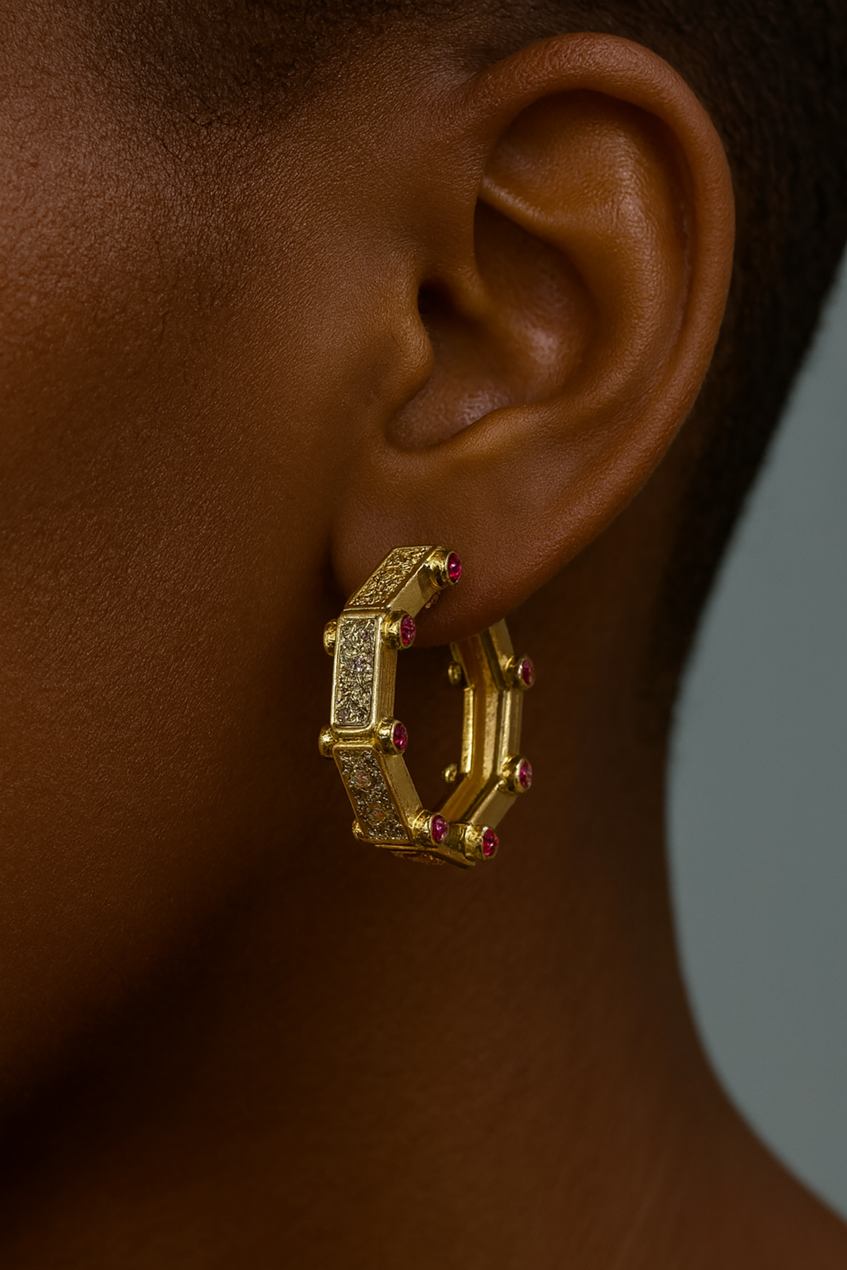 Altın Renk Taş Detaylı YSX Halka Küpe (Çift)