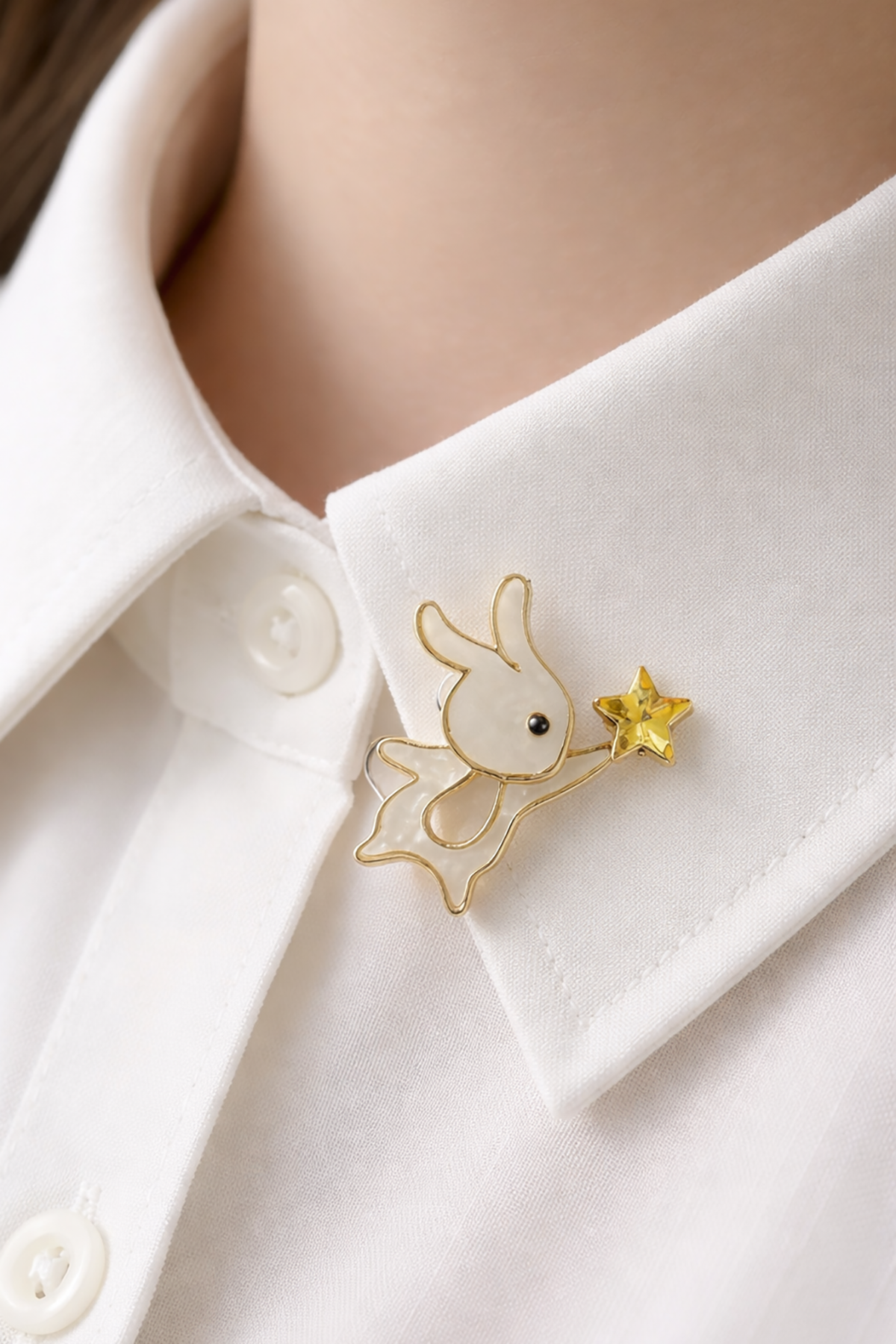 Beyaz Renk Tavşan Figürlü Taşlı Broş  