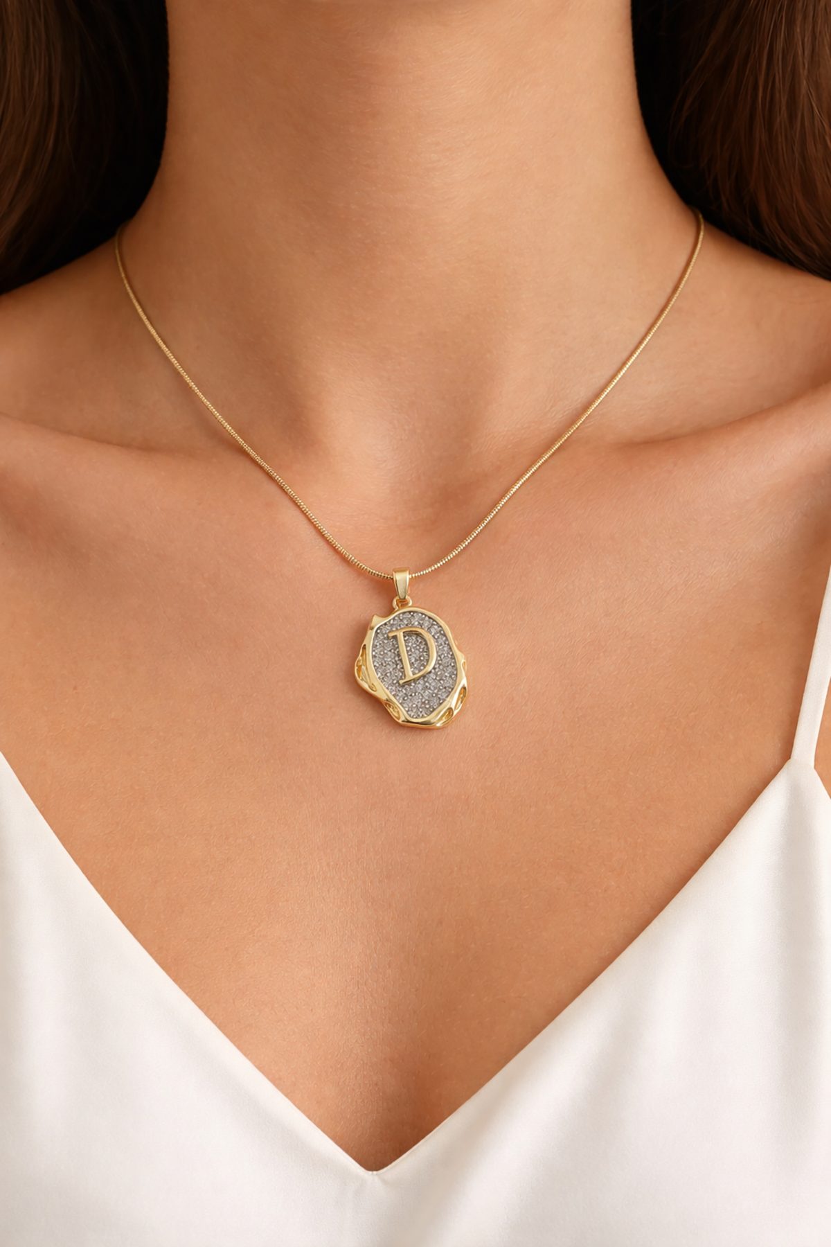Altın Renk D Harf Taş Detaylı Çelik Kolye