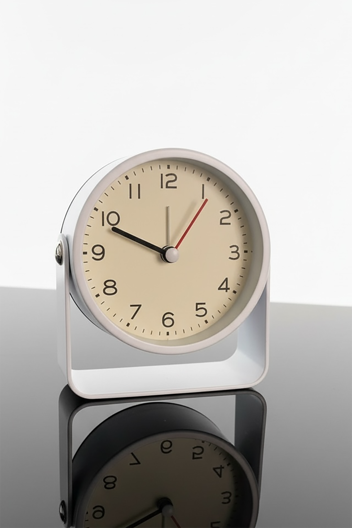 Beyaz Renk Mini Dekoratif Alarmlı Yuvarlak Masa Saati