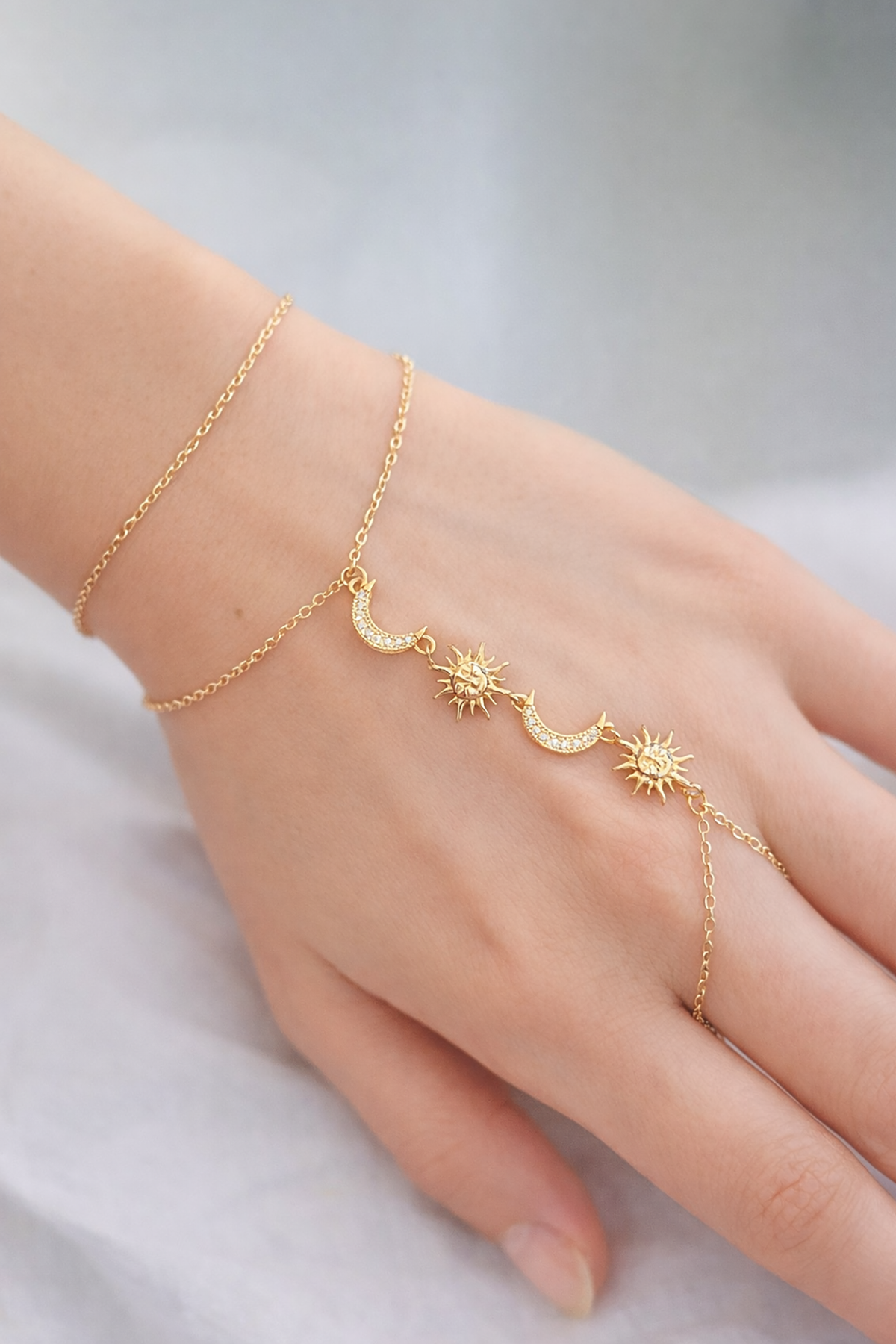 Altın Renk Ay Ve Güneş Figürlü Taş Detaylı Çelik Şahmeran