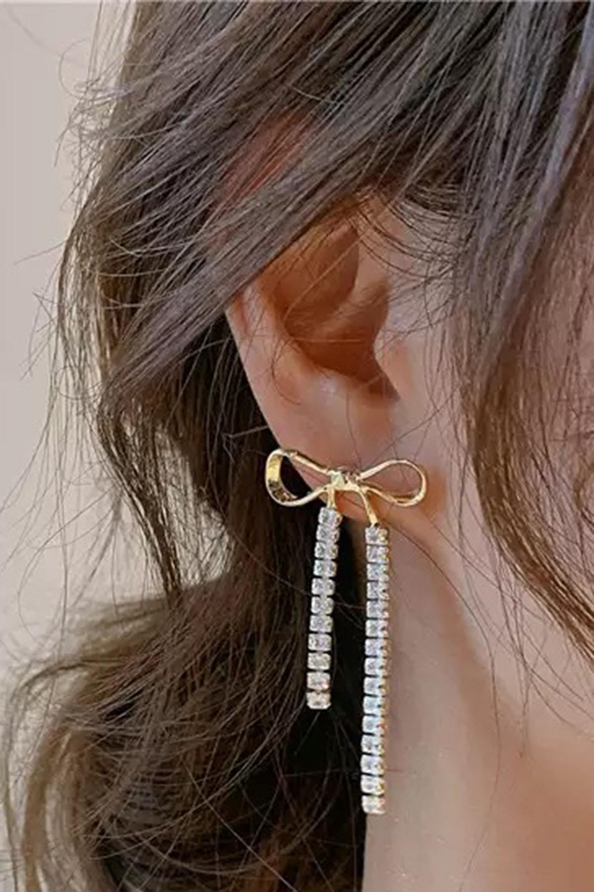 Altın Renk Kurdele Figürlü Taş Detaylı Küpe (Çift)