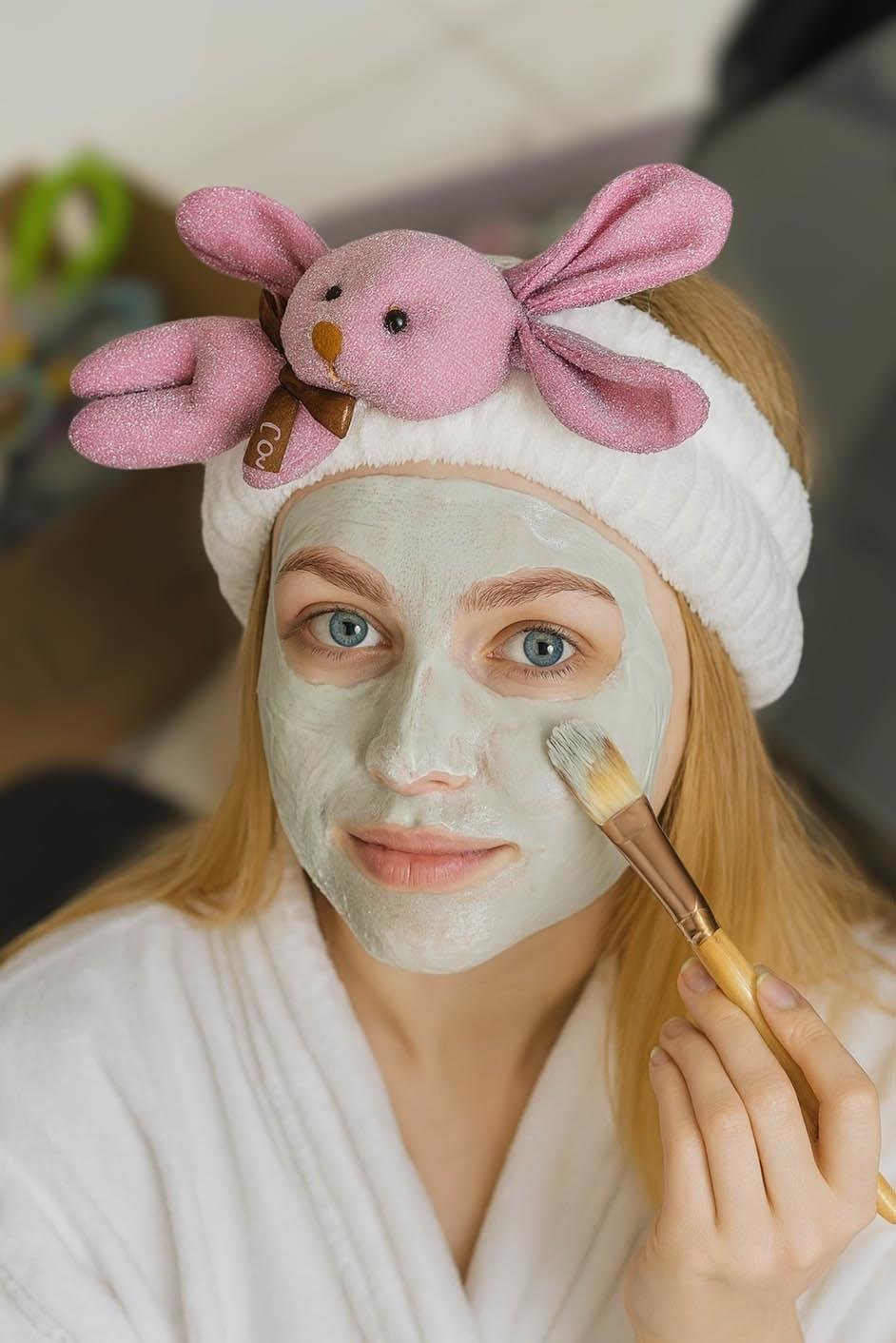 Beyaz Renk Tavşan Figürlü Peluş Saç Bandı