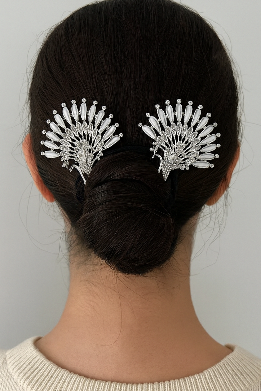 Gümüş Renk Tavus Kuşu Figürlü Taş Detaylı Topuz Tokası