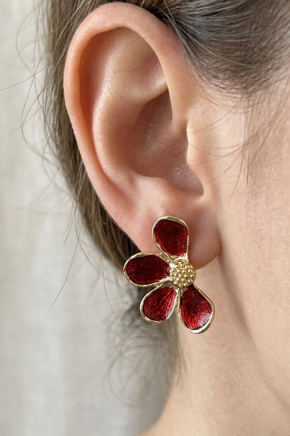 Altın Ve Kırmızı Renk Çiçek Figürlü Küpe (Çift)