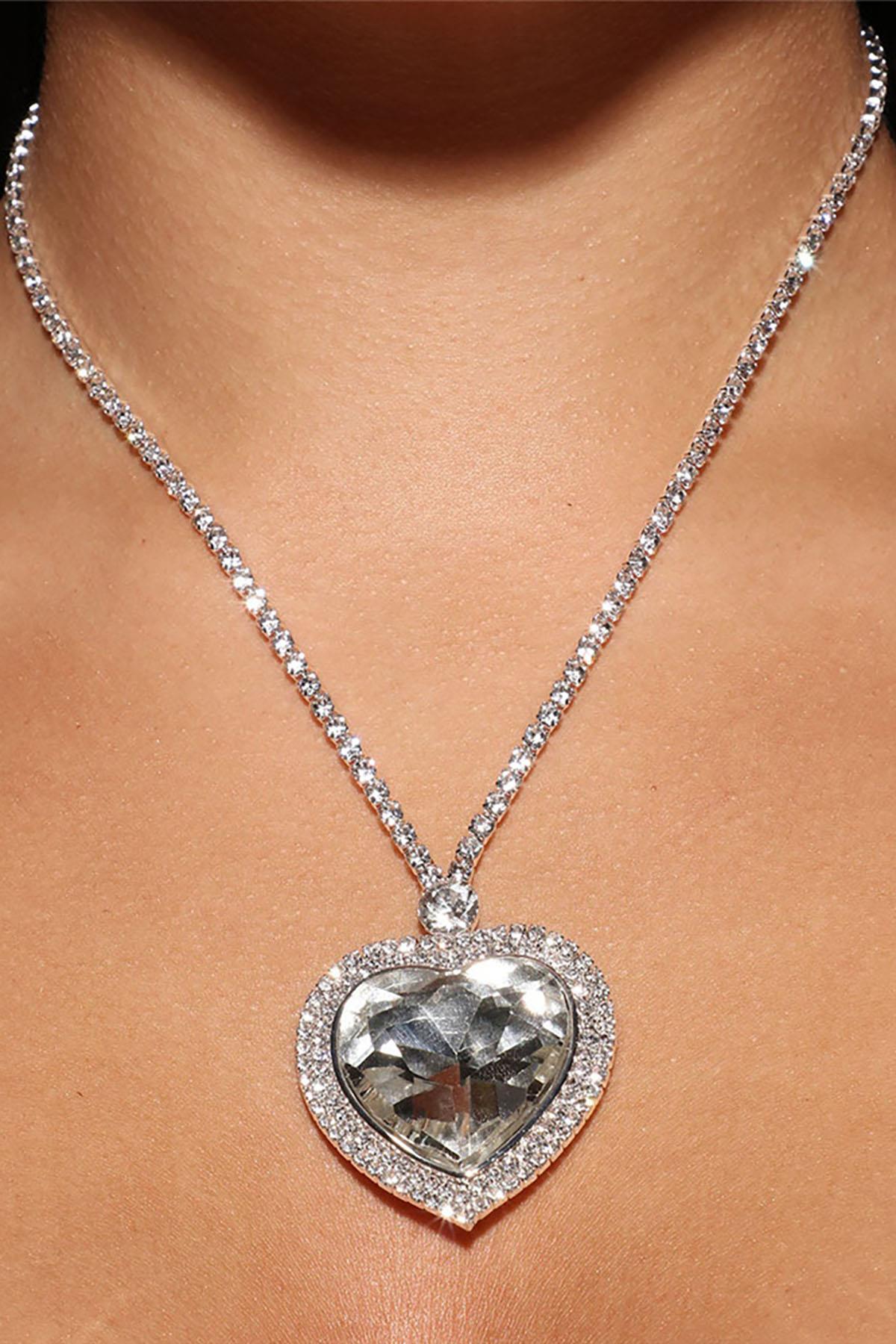 Gümüş Renk Kalp Figürlü Taş Detaylı Tasarım Abiye Kolye