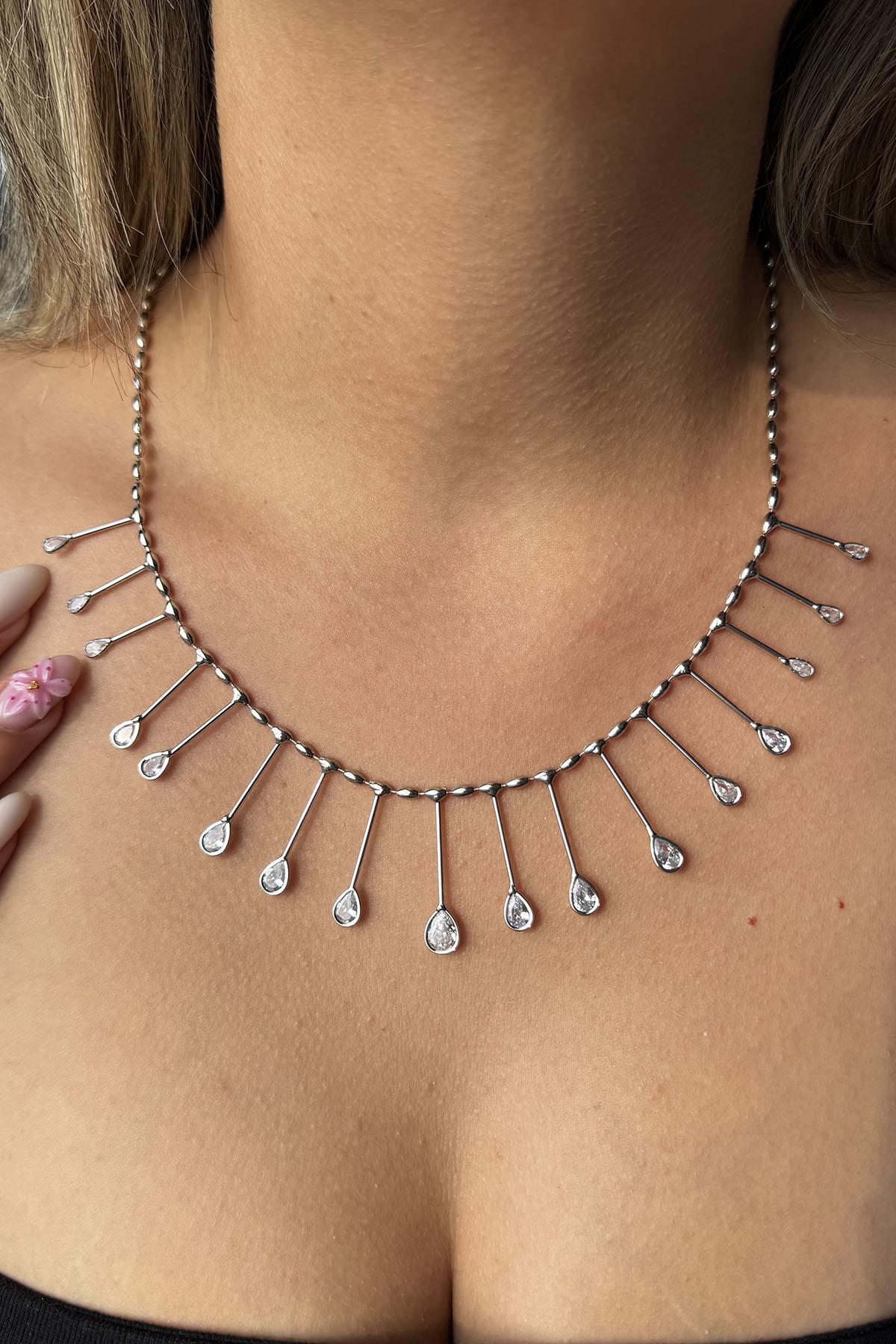 Gümüş Renk Taş Detaylı Kolye