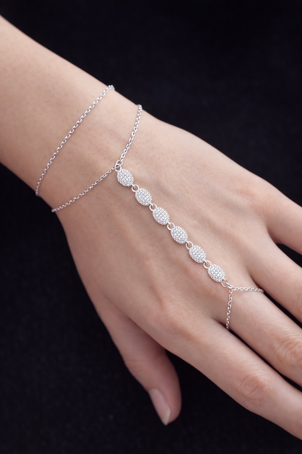 Gümüş Renk Taş Detaylı Çelik Şahmeran