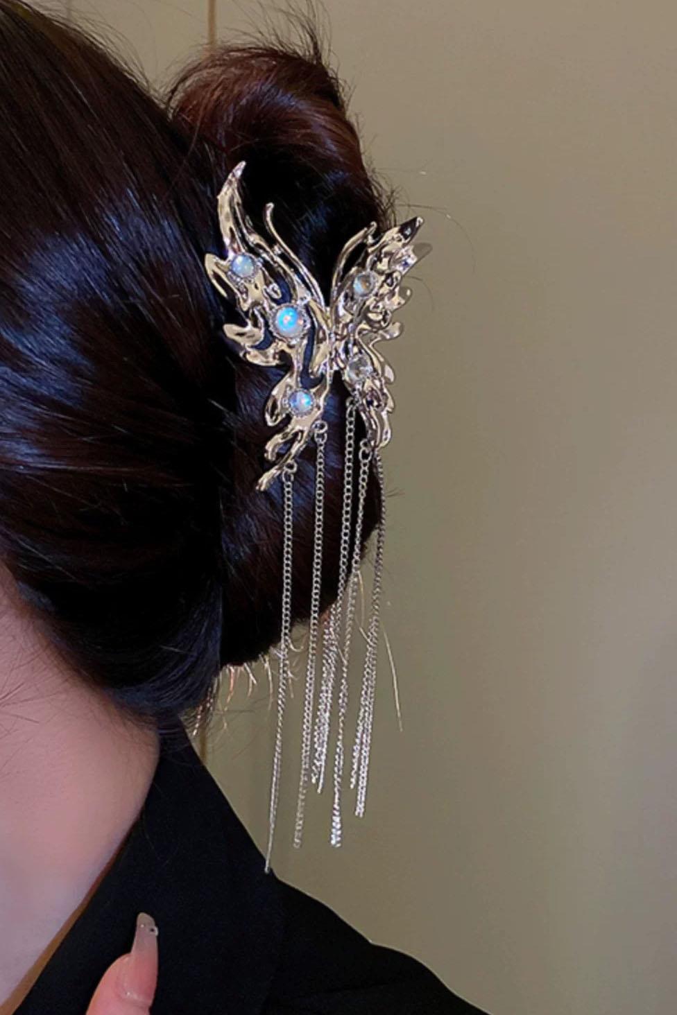 Gümüş Renk Kelebek Figürlü Taş Detaylı Sallantılı Metal Mandal Toka