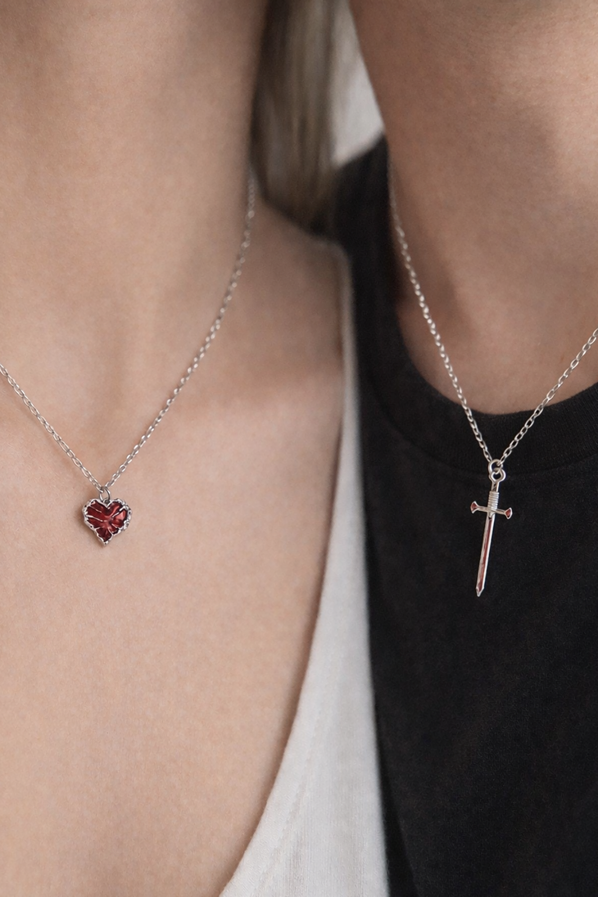 Gümüş Renk Kalp Ve Kılıç Figürlü Çelik Çift Kolyesi