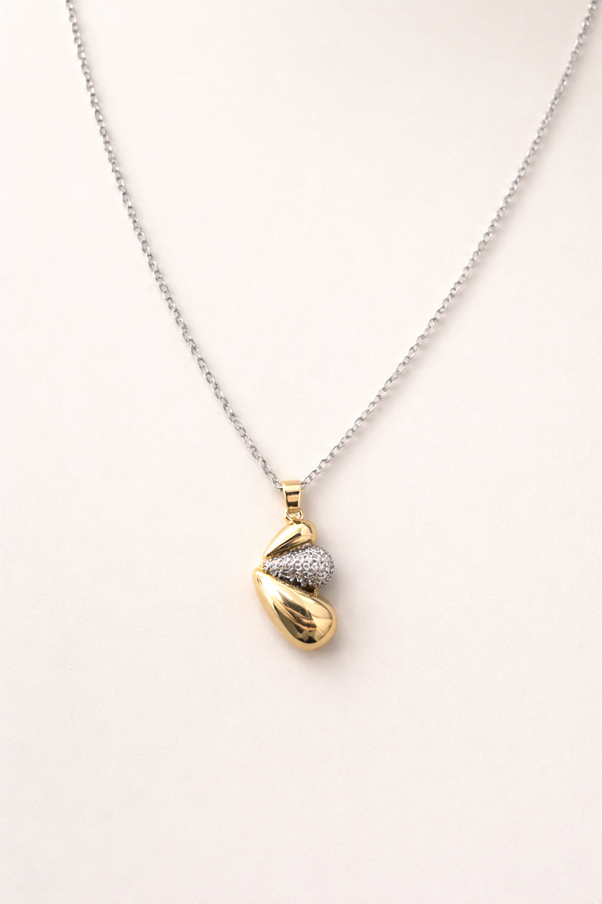 Gümüş Renk Taş Detaylı Çelik Kolye