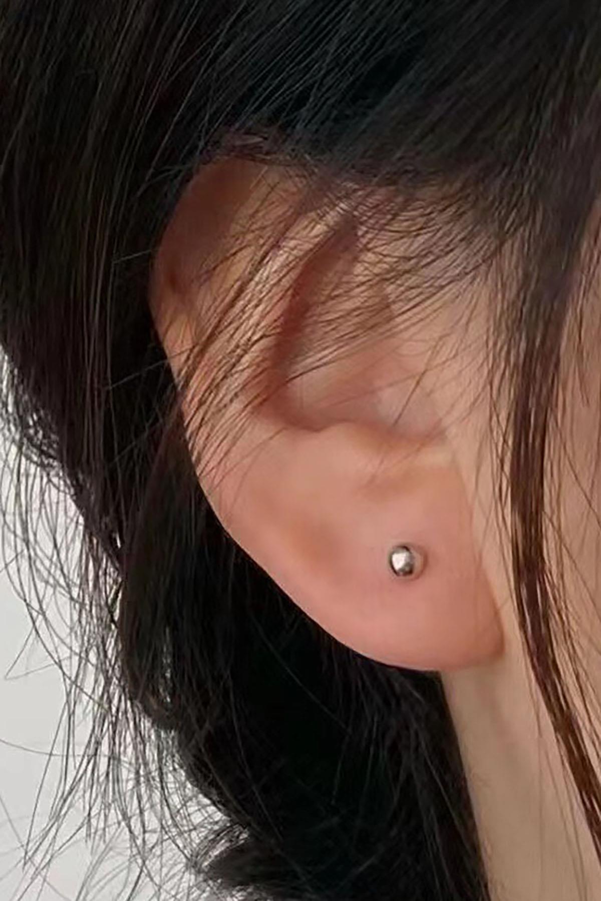 Top Detaylı Gümüş Renk Piercing