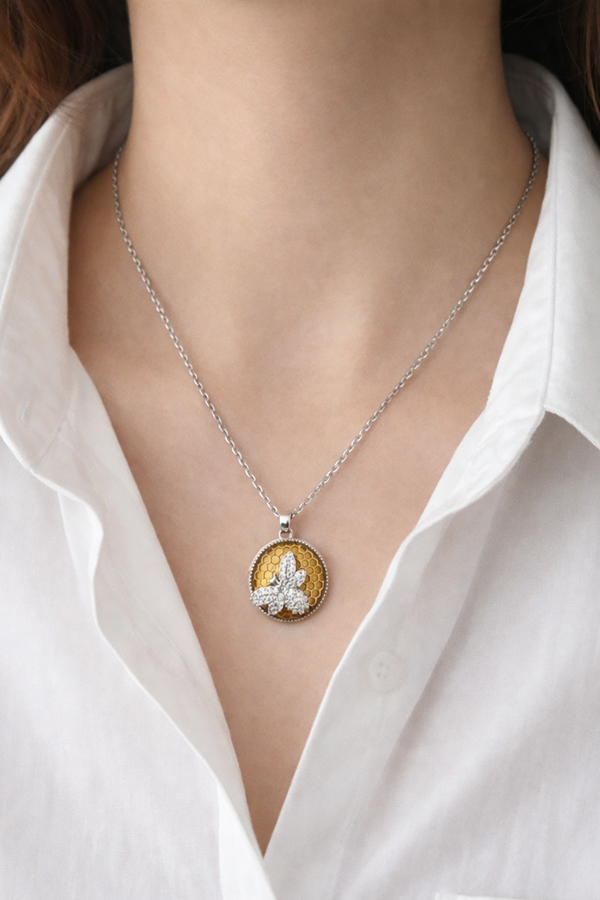 Gümüş Renk Arı Figürlü Çelik Kolye